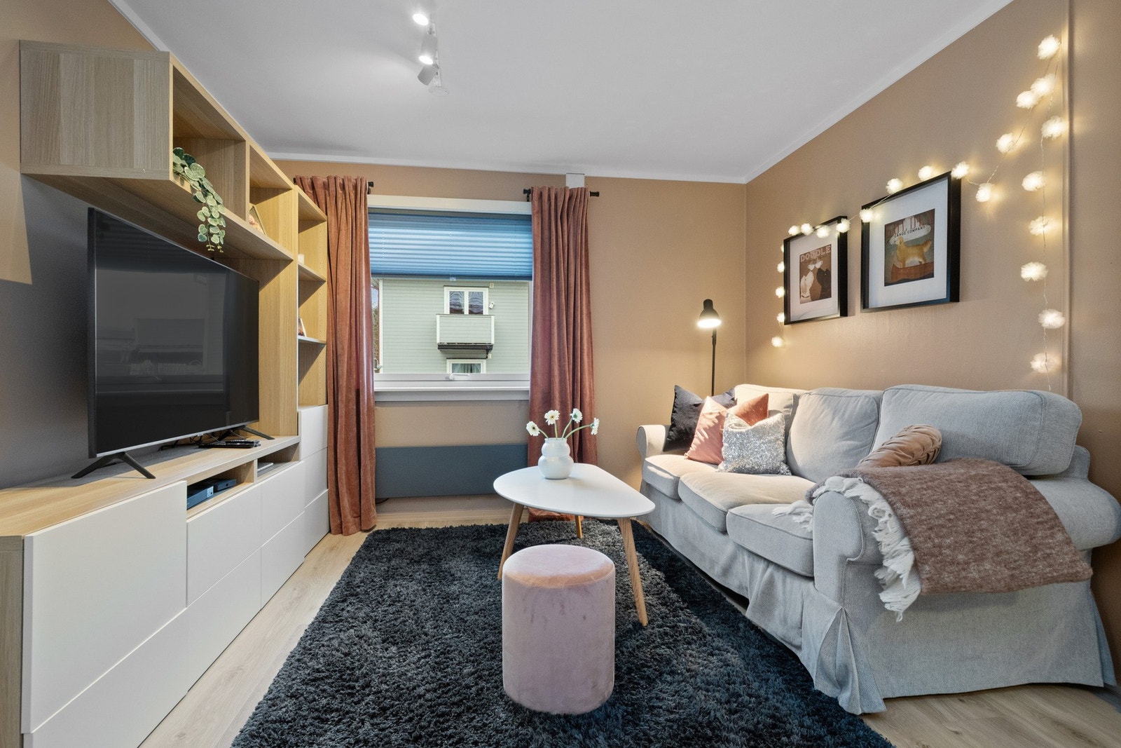 Lys og koselig stue med plass til sittegruppe og seksjon for tv. Galleribilde