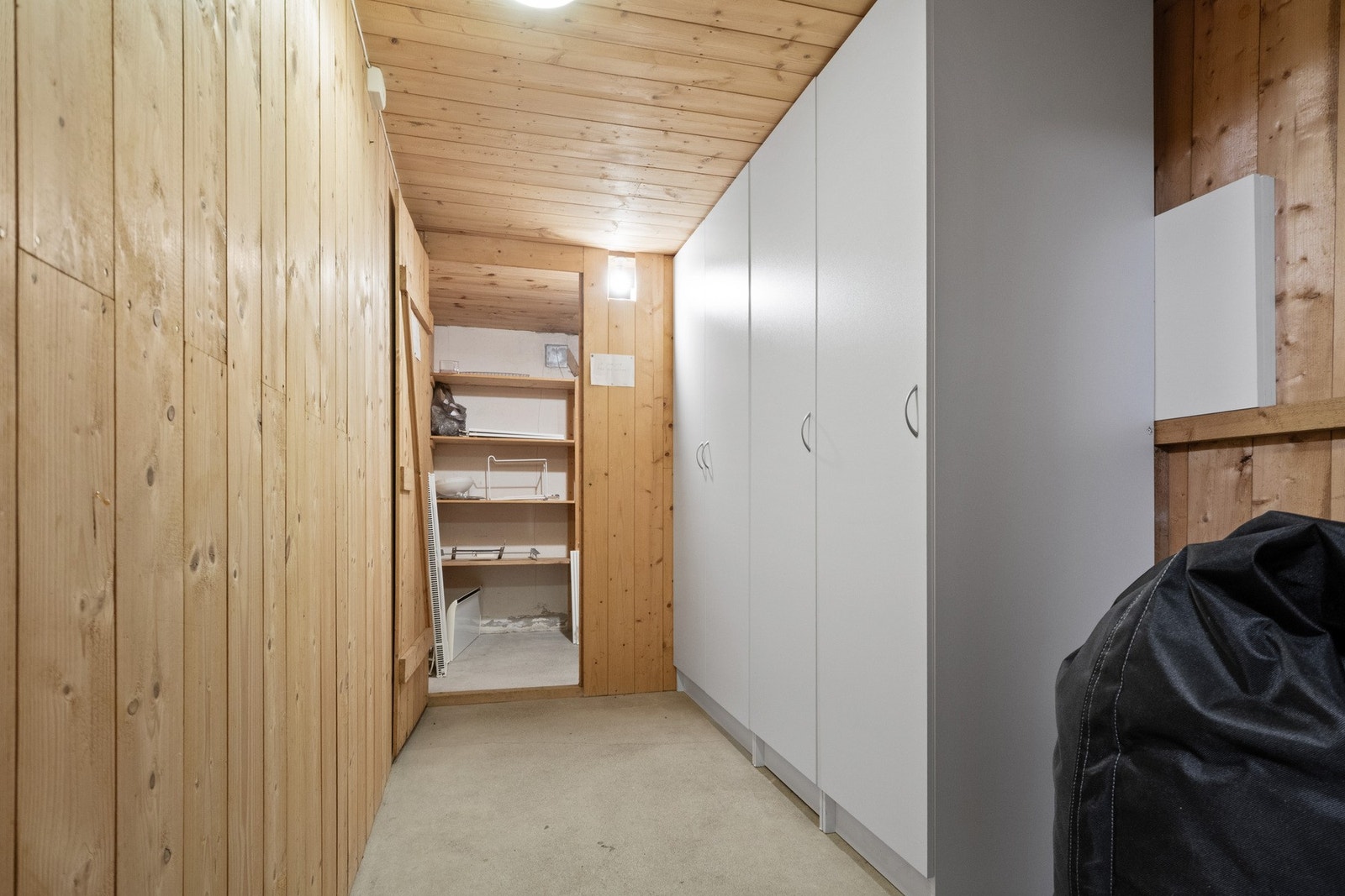 Romslig bod med skap i kjeller. Galleribilde