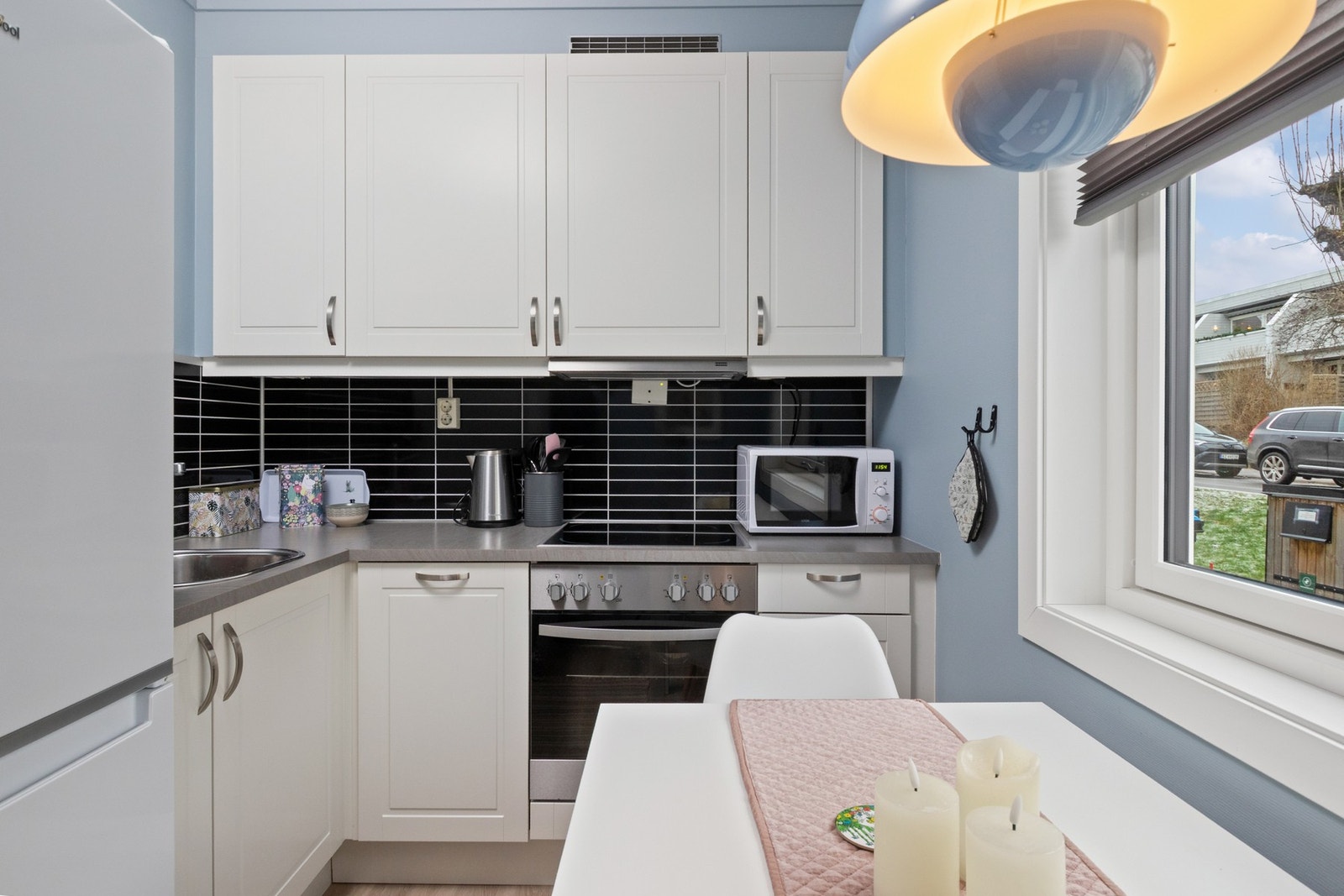 Eget trivelig avdelt kjøkken med plass til spisebord Galleribilde