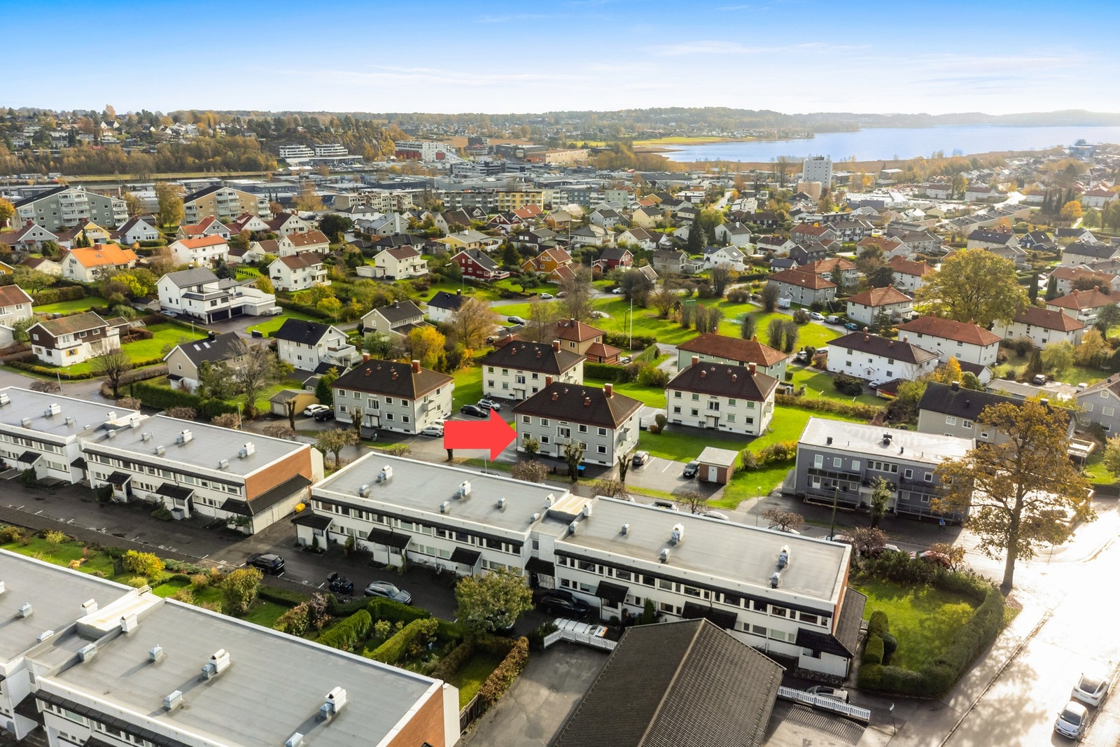 Beliggenheten er meget attraktiv, i kort avstand til bl.a. jernbane, sykehuset, flotte turområder og servicetilbud i sentrum Galleribilde