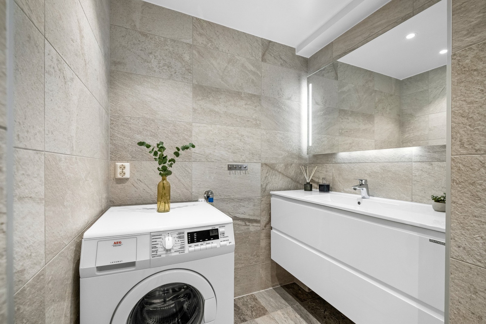 Rommet byr på gulvvarme, nedsenket himling med downlights og opplegg for vaskemaskin. Vaskemaskinen får du med på kjøpet! Galleribilde