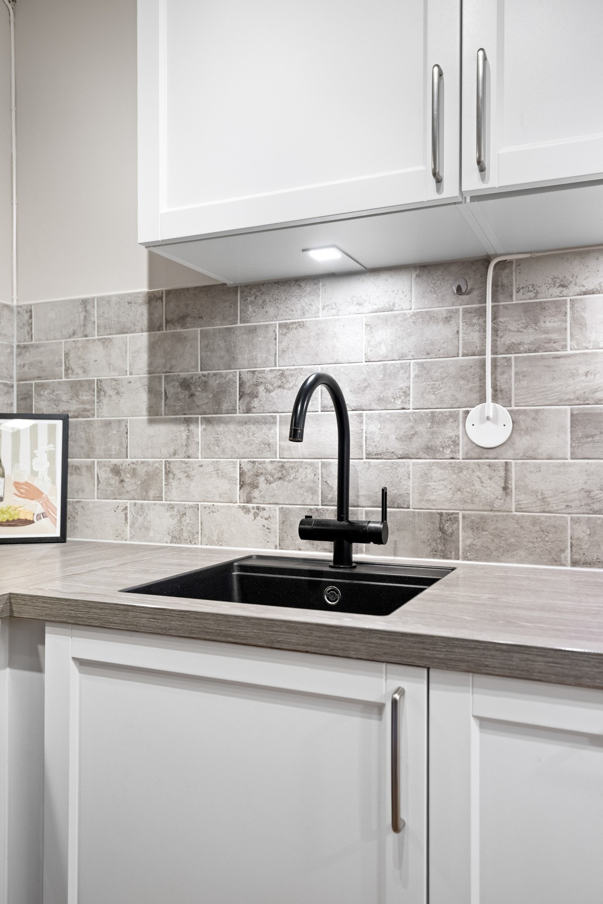 Det er profilerte fronter og benkeplate av laminat. Galleribilde