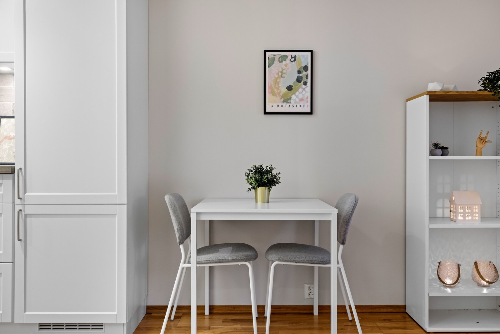 Rett ved kjøkkenet er det plass til en koselig spisesone. Galleribilde