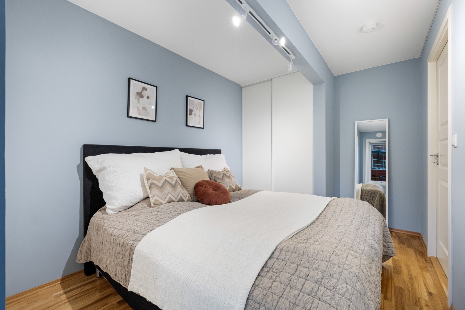 Soverommet har godt med plass til oppbevaring i skyvedørsgarderobe på begge sider. Meget praktisk! Galleribilde