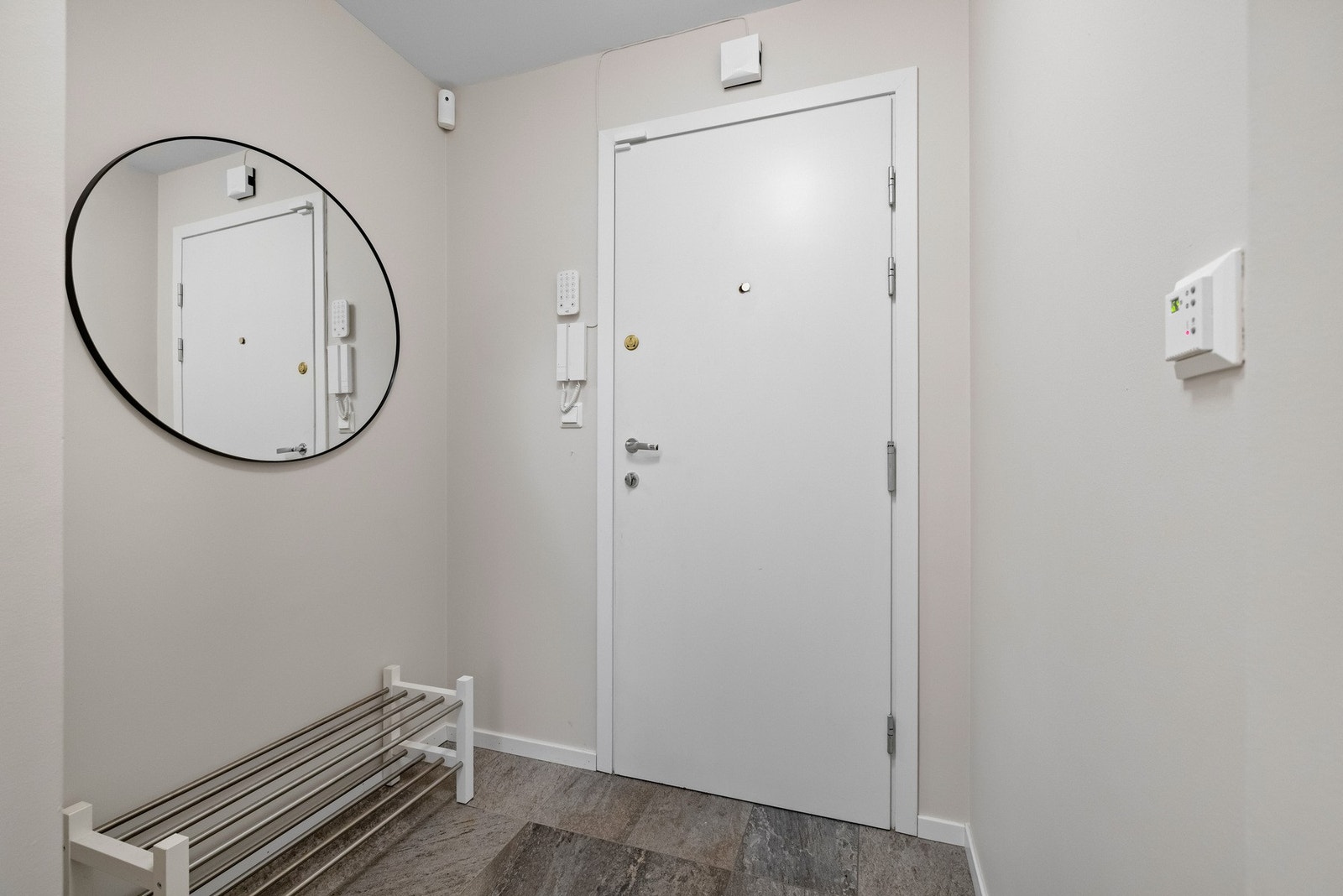 Velkommen skal du være! Innbydende entre med flislagt gulv som også byr på gulvvarme. Galleribilde