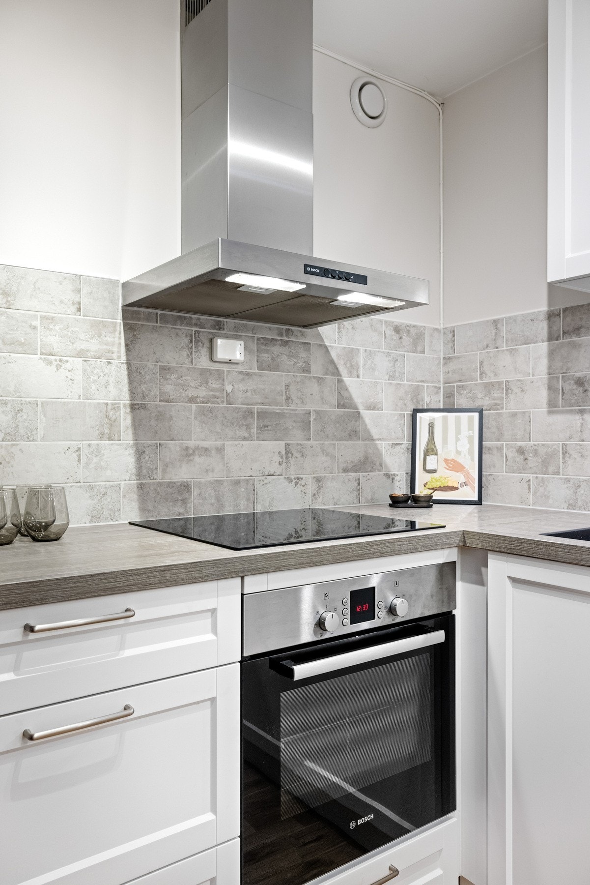 Av integrerte hvitevarer finner du her stekeovn, platetopp, oppvaskmaskin og kjøleskap med fryser. Galleribilde