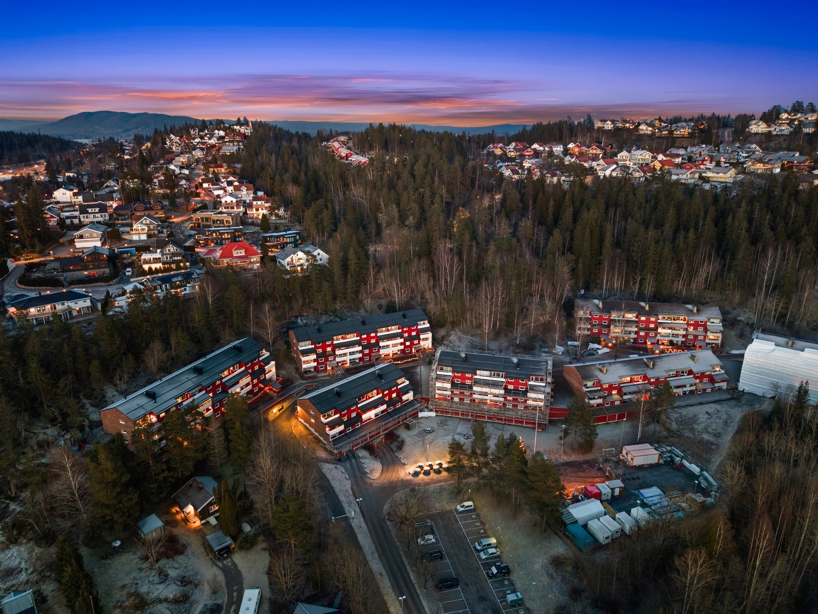 Eiendommen ligger rett ved Gjelleråsmarka og har kort vei til populære tur- og rekreasjonsområder med lysløype. Velkommen til visning! Galleribilde