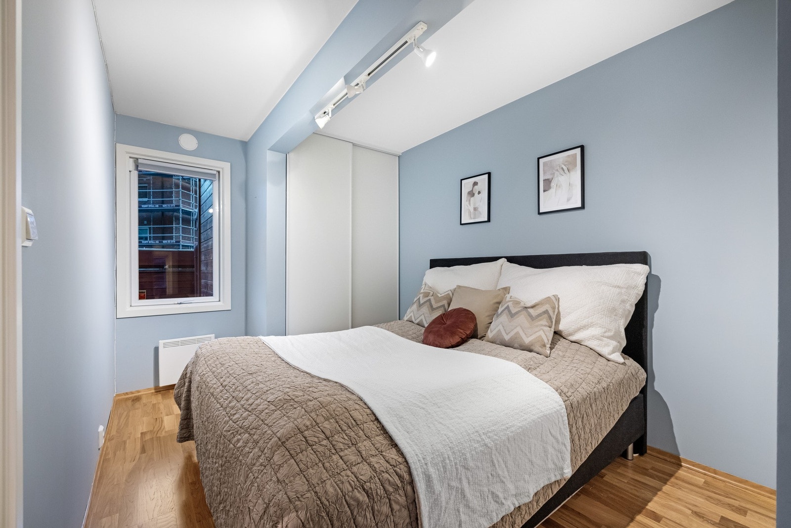 Neste stopp: Soverommet. Dette er et romslig rom med god plass til dobbeltseng, nattbord, kommode og annet ønskelig soveromsmøblement. Galleribilde