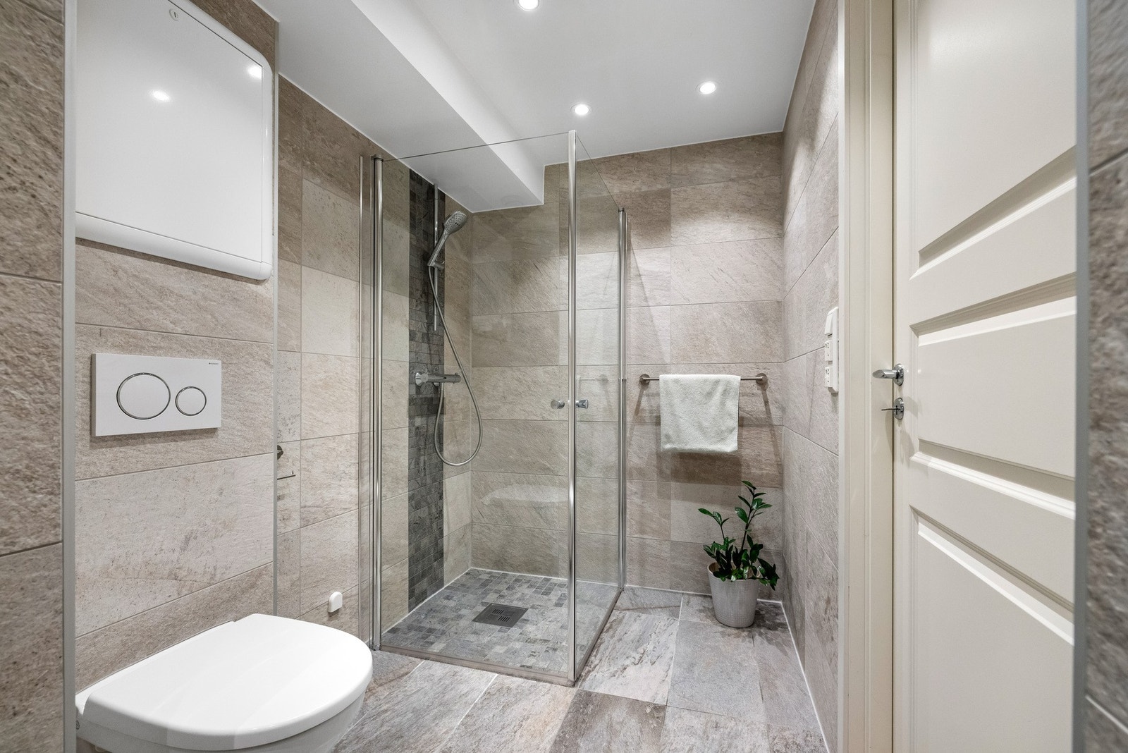 Ellers inneholder baderommet vegghengt servantinnredning med skuffer,
ovenpåliggende servant med ett-greps armatur, samt speil med sidelys og stikkontakt over servant. Galleribilde