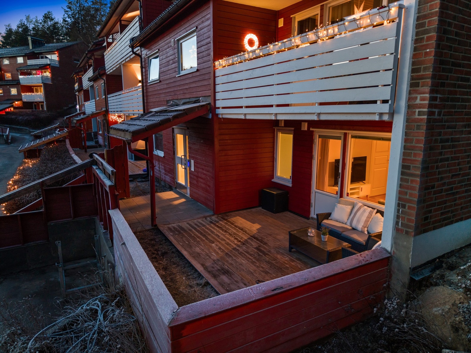 Terrassen blir et koselig sted å være på sommerhalvåret. Perfekt når familie og venner kommer på besøk!
Skillevegger byttes ut på nåværende tidspunkt. Når dette er oppe, vil det ikke være innsyn mot terrassen fra blokkens inngangsparti. Galleribilde