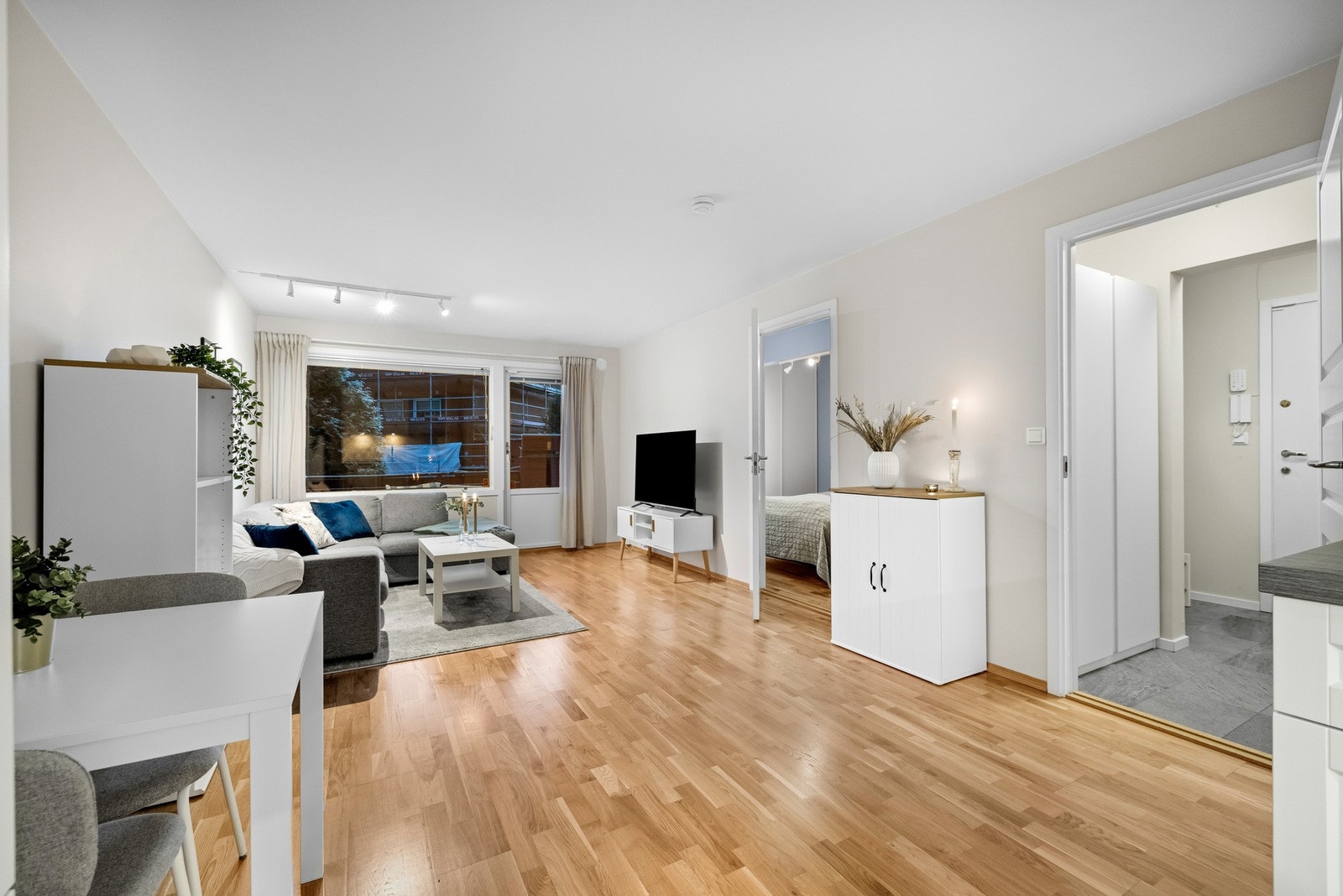 Stuen er det store oppholdsrommet, og er et naturlig sted å fortsette. Galleribilde