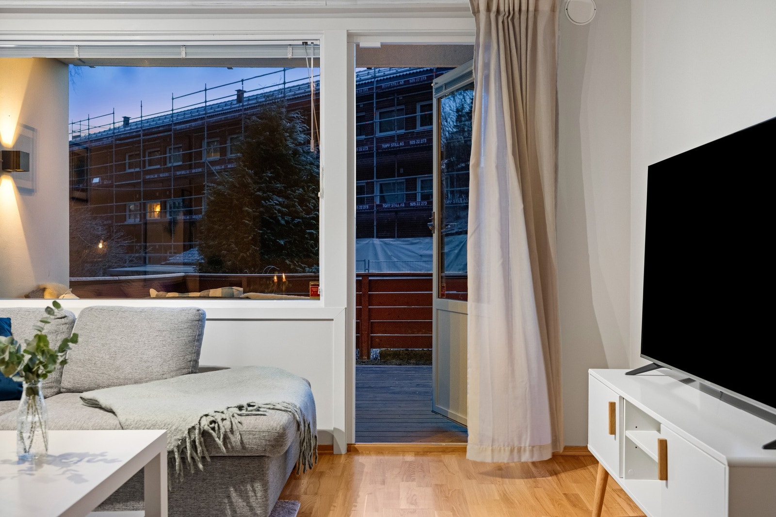 Herfra er det utgang til den herlige terrassen. Vi går ut! Galleribilde