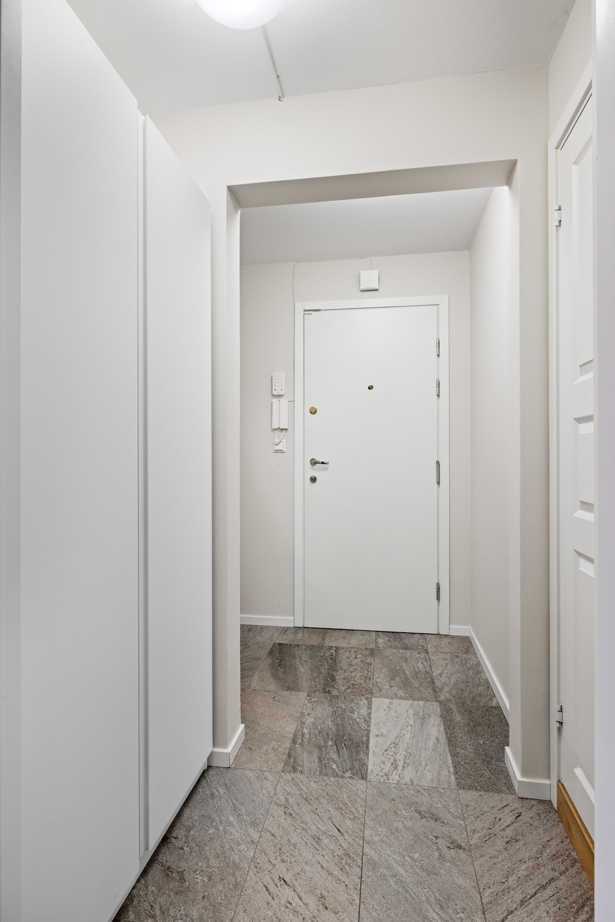 Videre inn i gangen får du et romslig garderobeskap for oppbevaring av yttertøy. Galleribilde