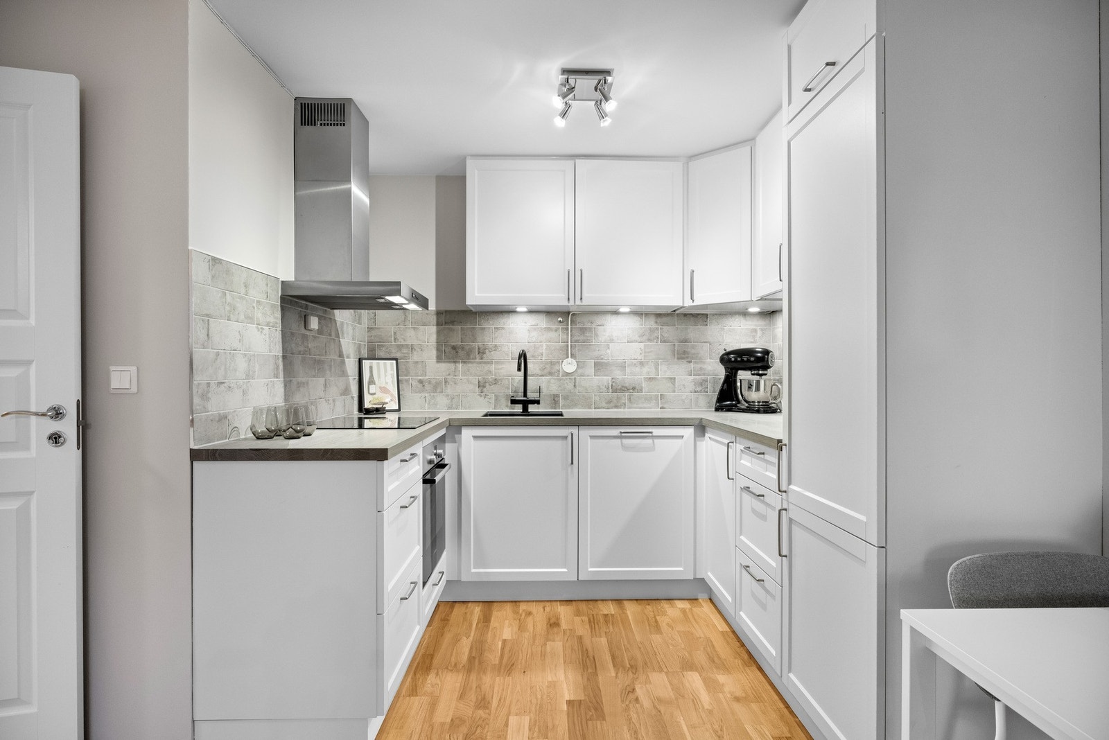 Kjøkkenet er nytt i 2017 og er u-formet. Innredningen er fra Kvik. Galleribilde