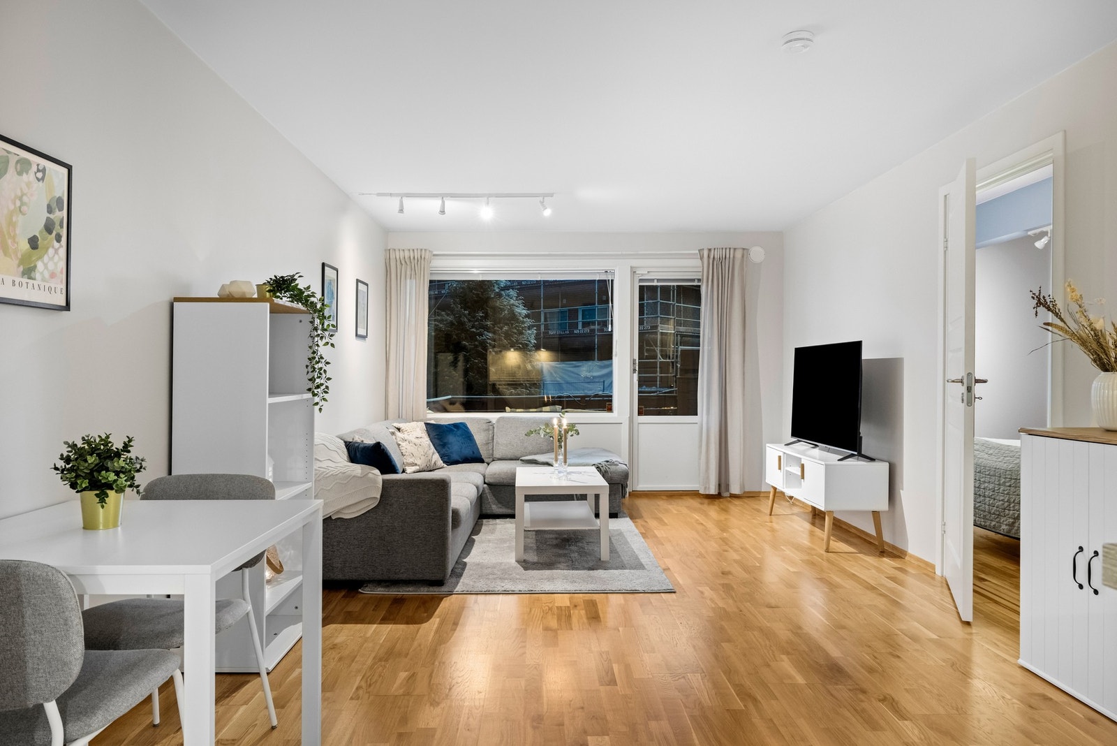 Her er det rikelig med plass til sofagruppe, salongbord, sjenk og spisebord. Galleribilde