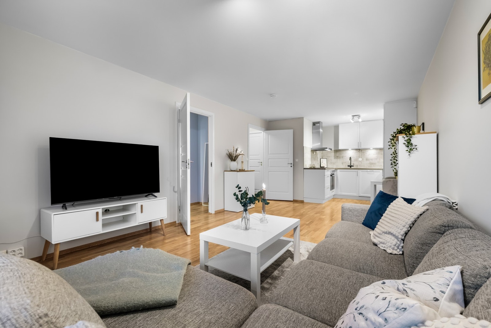 Vi er tilbake i stuen. Veggene er malt i en tidsriktig lysfarge. Gulvet er av parkett. Galleribilde