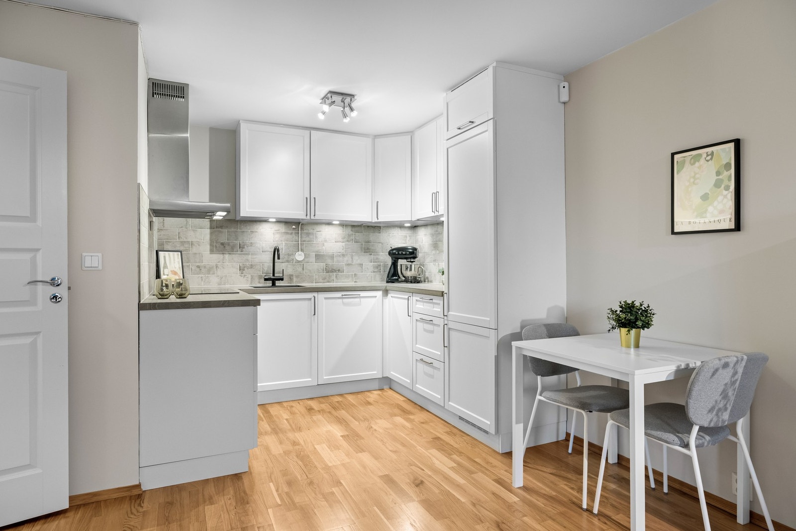 Vi beveger oss videre inn til kjøkkenet, som ligger i en fin løsning mot stuen. Galleribilde