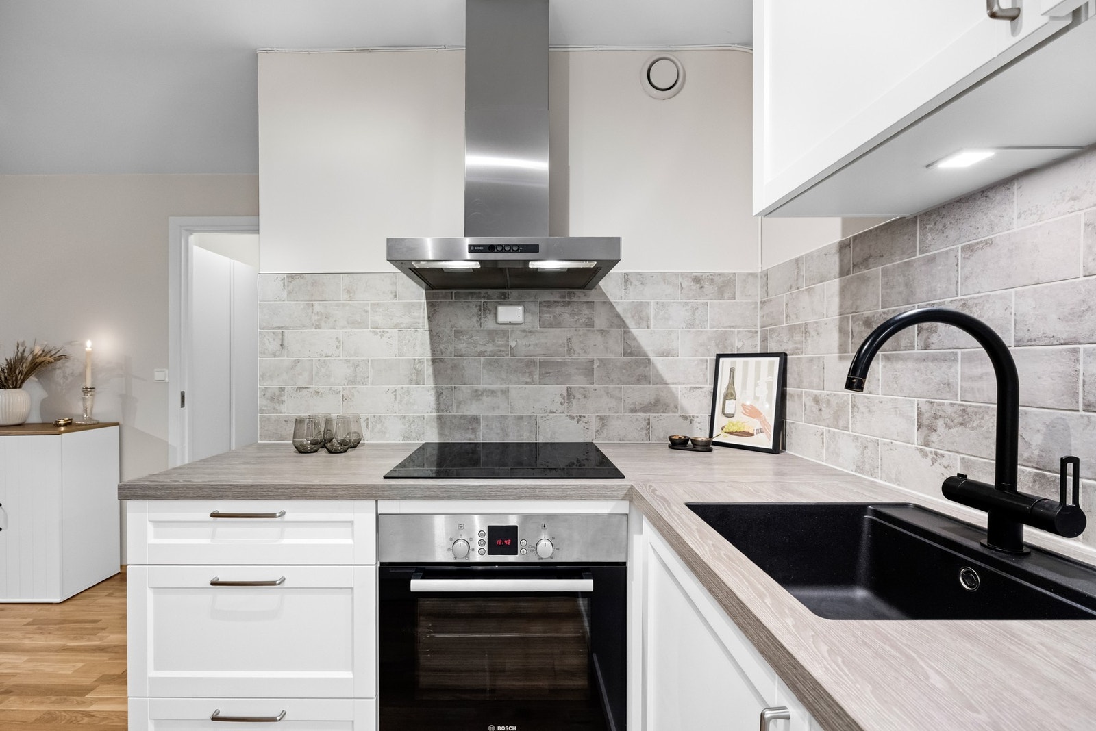 Benkeskapsbelysning og stikkontakter over kjøkkenbenk. Galleribilde