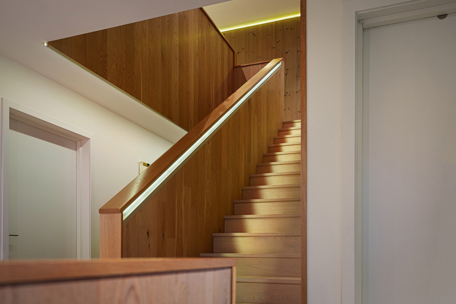 Eksklusiv trapp med lys i håndløper. Galleribilde