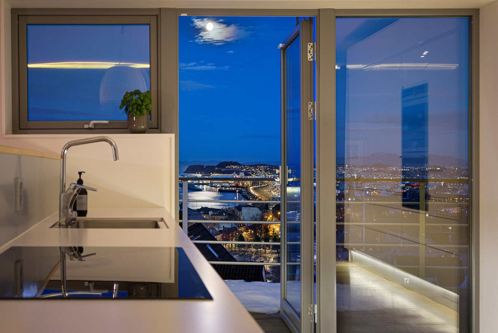 Formidabel utsikt fra kjøkken. Galleribilde