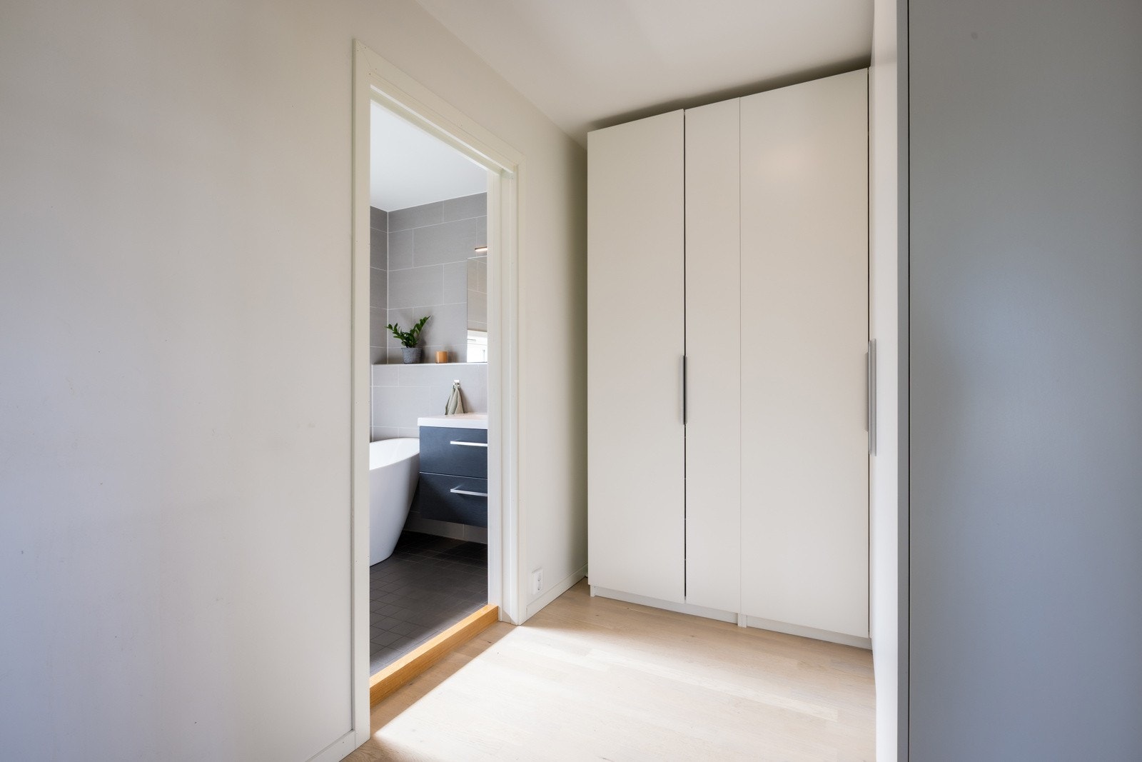 Skaprom mellom bad og soverom 2 etasje Galleribilde