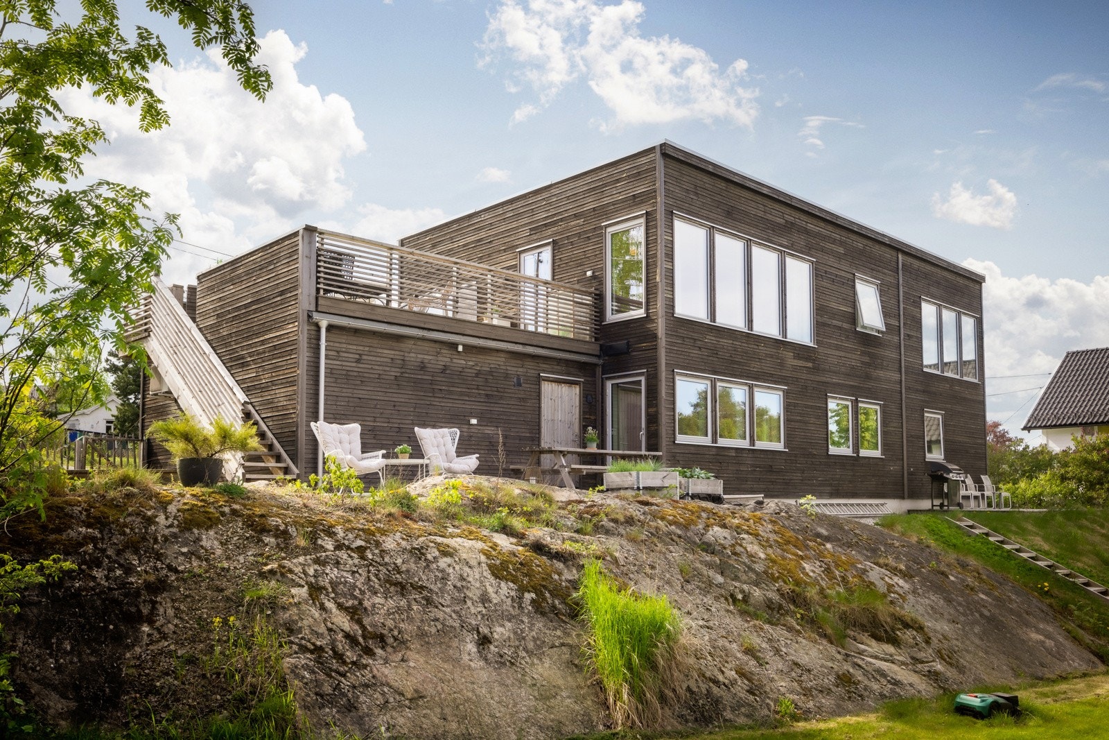 Lekker funkis med takterrasse og frodig hage. Galleribilde