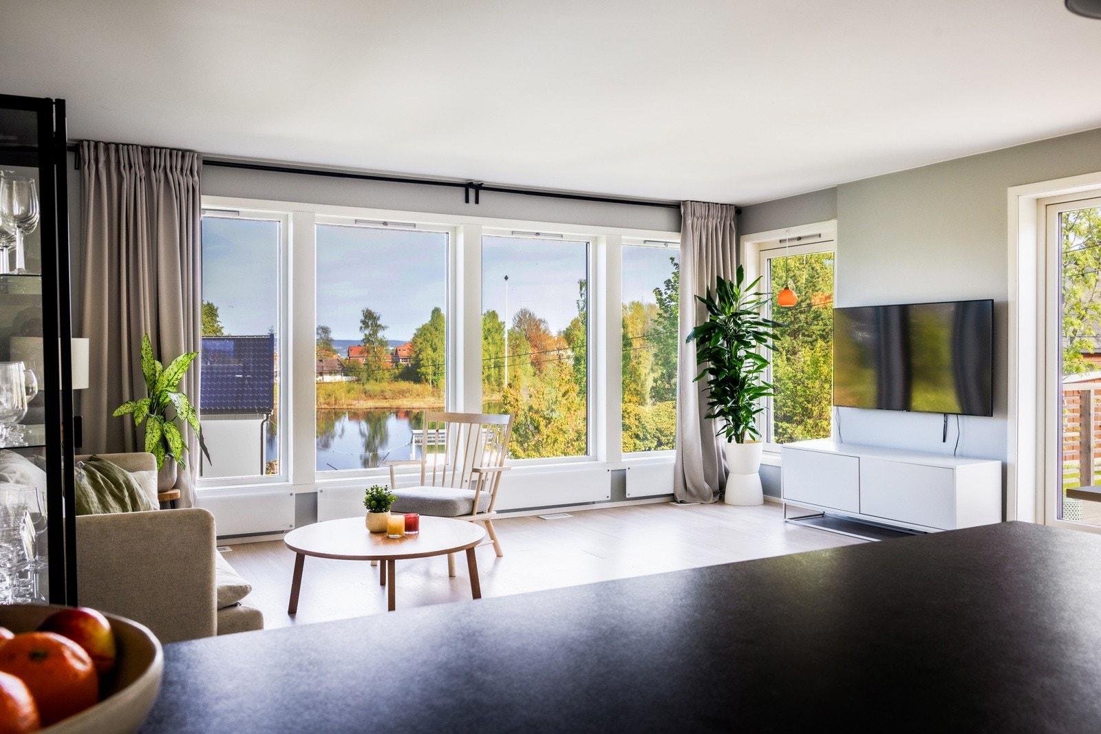 De store vindusflatene slipper inn rikelig med naturlig lys og sol. Galleribilde