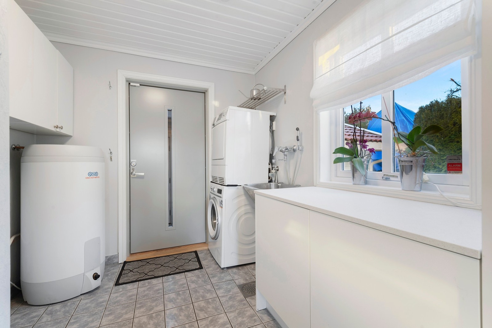 Boligen har et praktisk vaskerom med egen inngang. Galleribilde