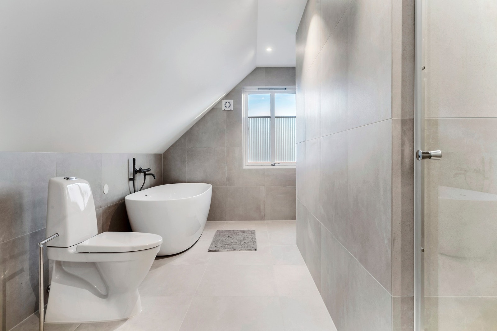 Nyoppusset bad i 2025 i delikate, tidløse farger. Arbeid med flis og membran er utørt av Jostein Krakeli AS og arbeid på VVS er utfør av Mathisen VVS. Galleribilde