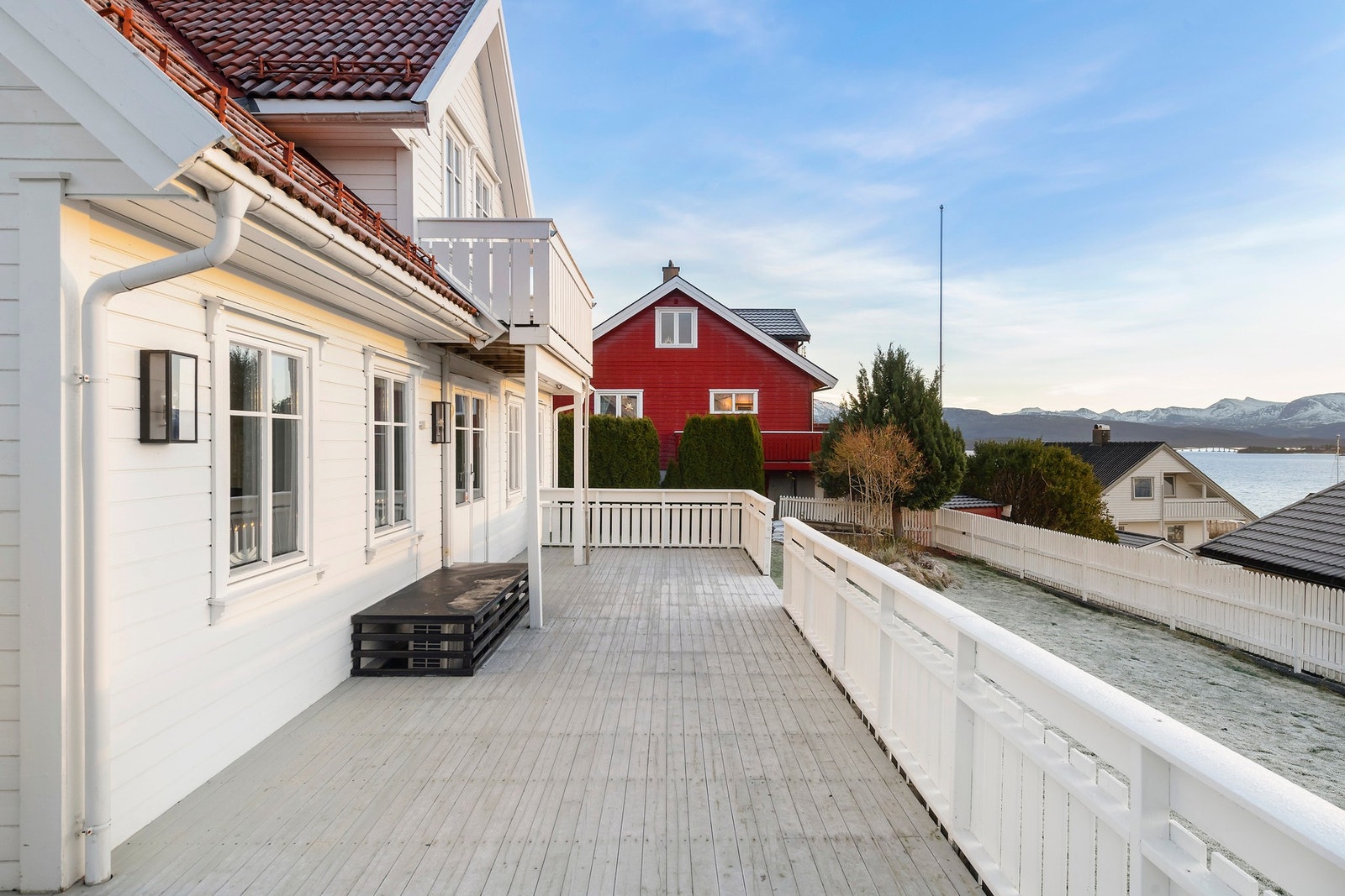 Mot sør har eiendommen stor markterrasse og tilgang til fin hage. Galleribilde