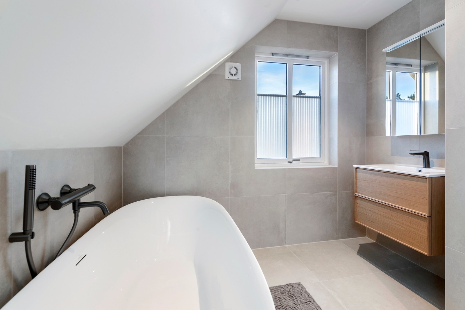 Badet har både lekkert badekar... Galleribilde