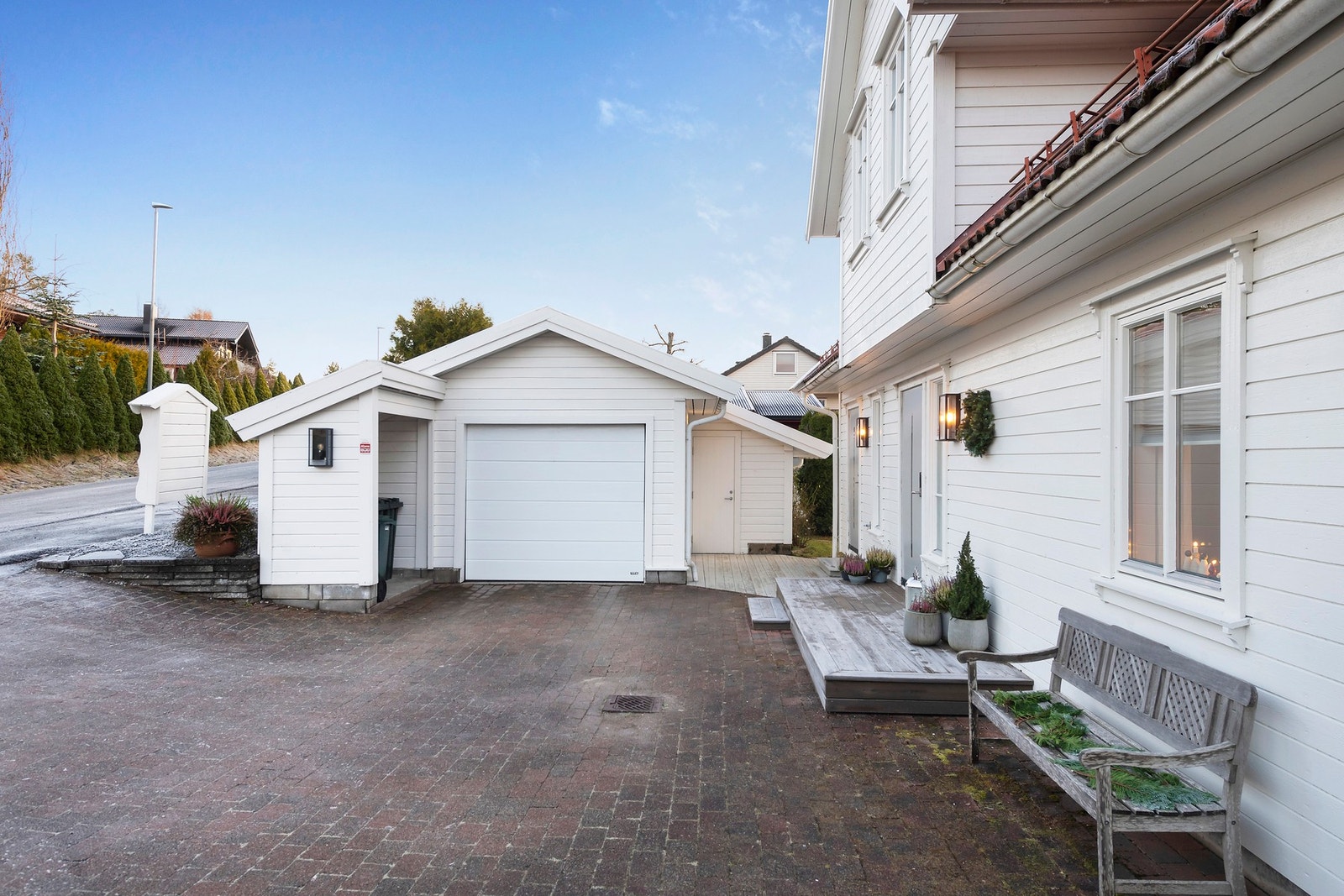 Det er oppført garasje med tilhørende bod på eiendommen. Galleribilde