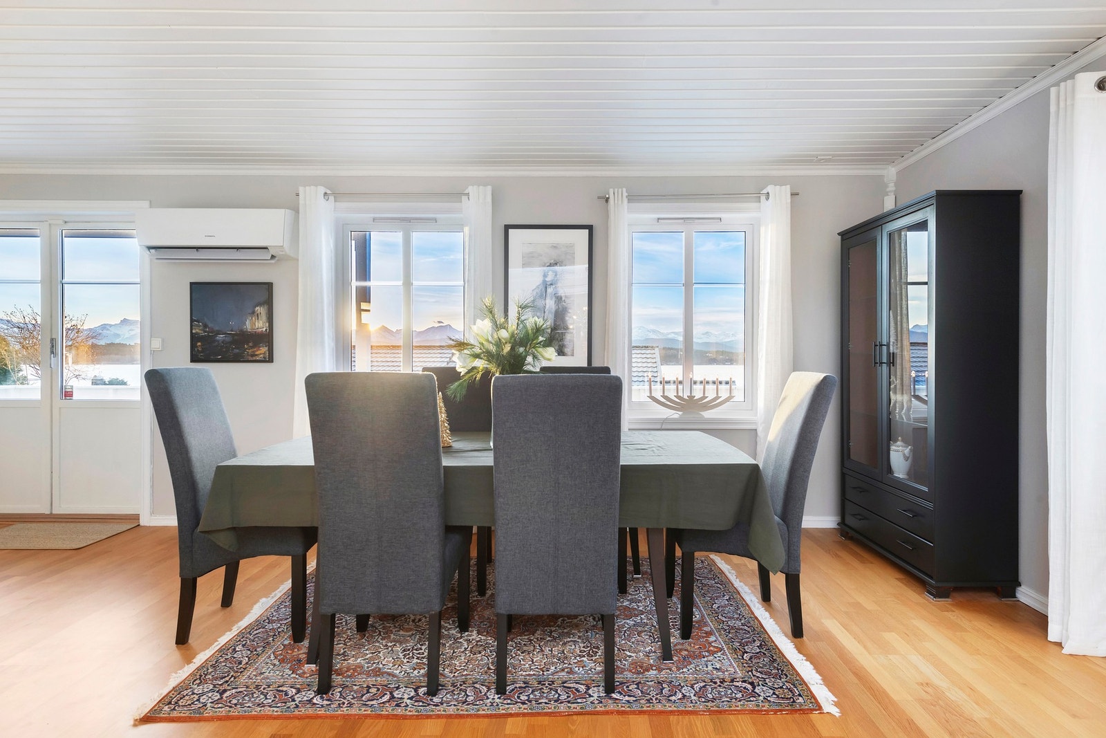 Boligen varmes opp via 2 varmepumper hvor innerdelene står i hver sin stue. Galleribilde