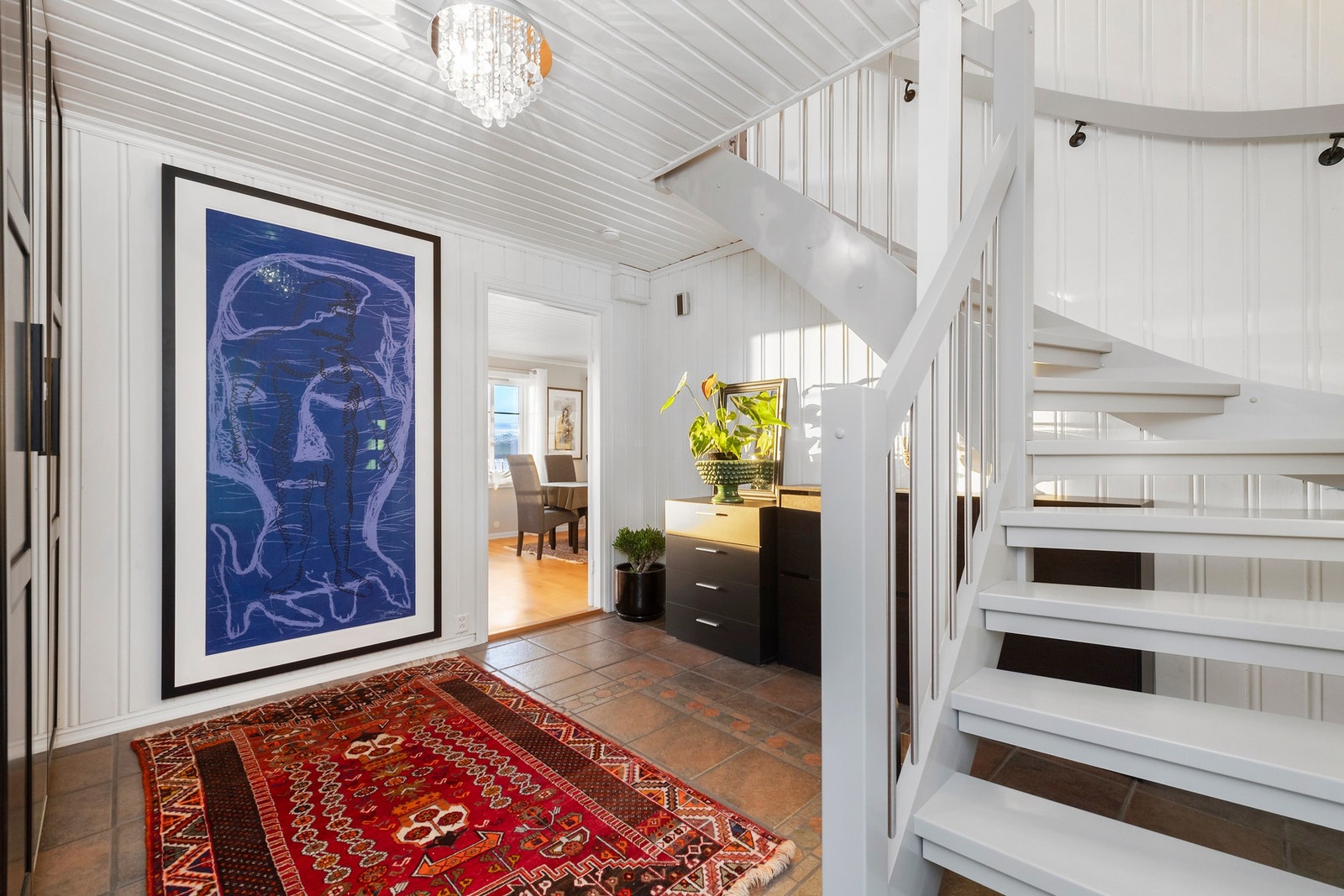 Romslig, flislagt hall. Ny trapp ble installert i 2025. Galleribilde