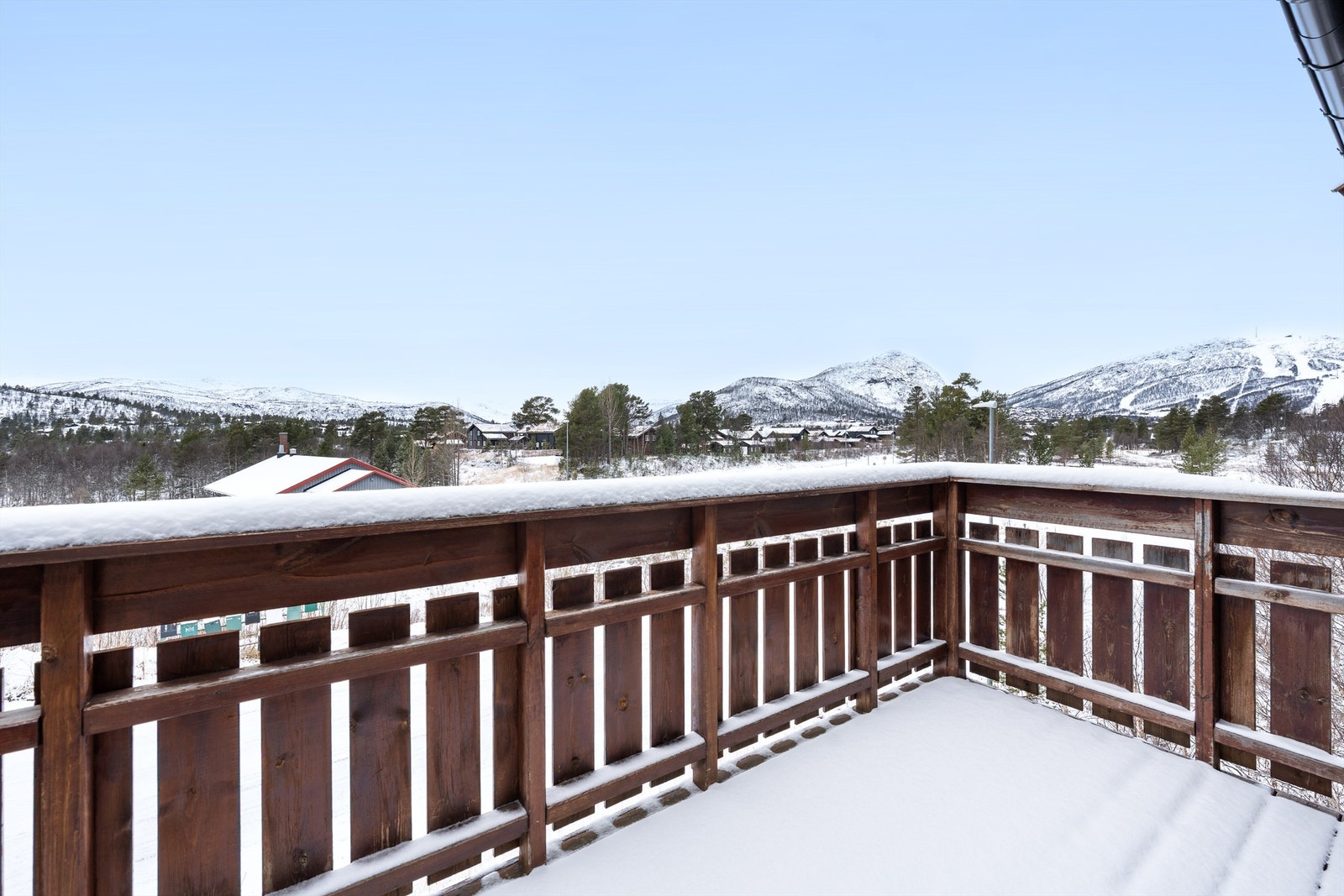 Man ser helt opp til skisenteret via Hovdenuten. Galleribilde