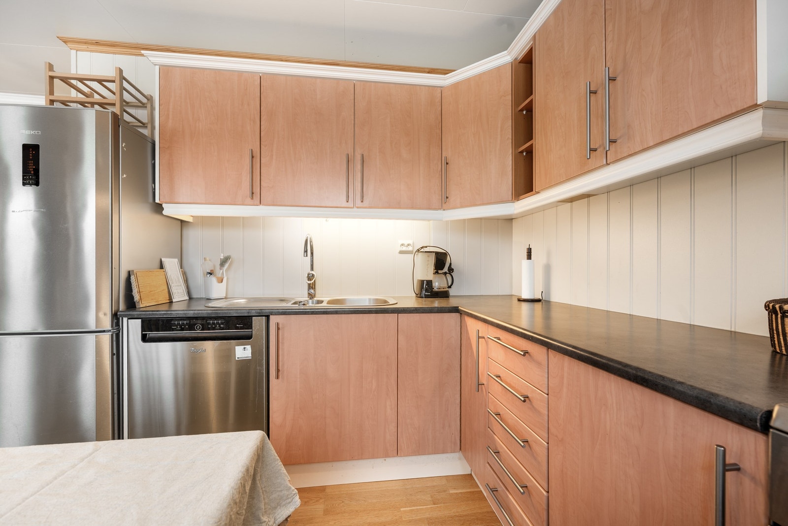 Kjøkkenet har godt med skap og benkeplass. Galleribilde