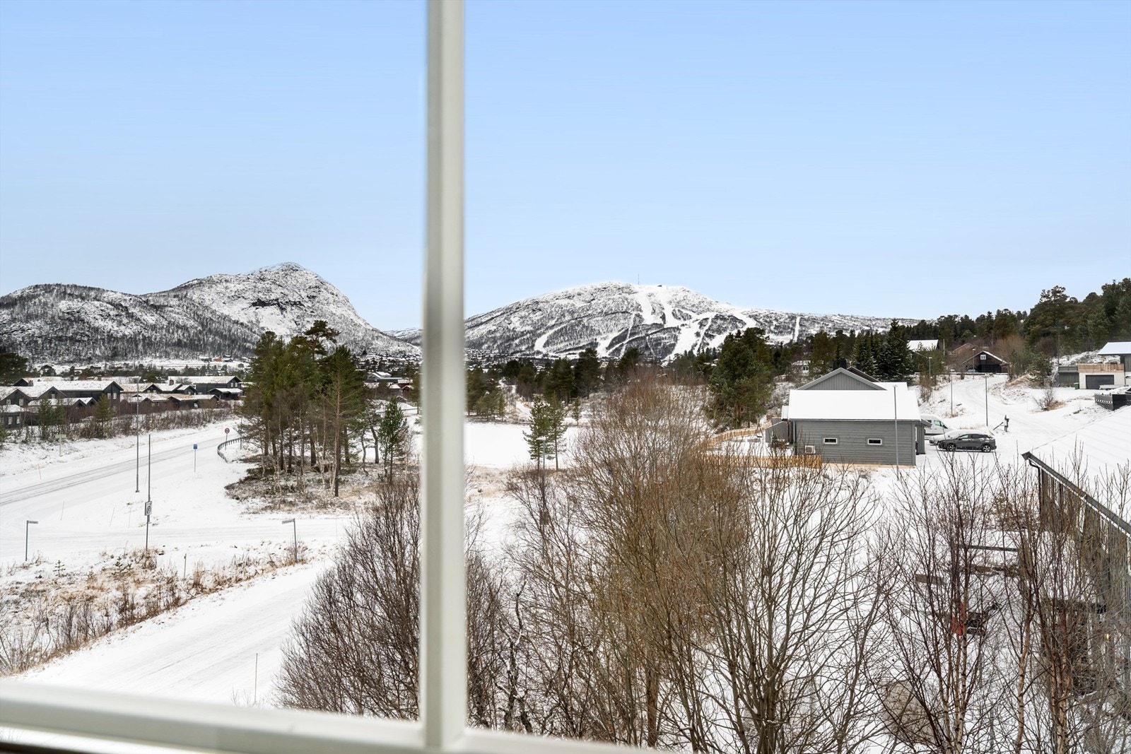 Utsikt fra stuevinduet mot skisenteret og sentrum. Galleribilde