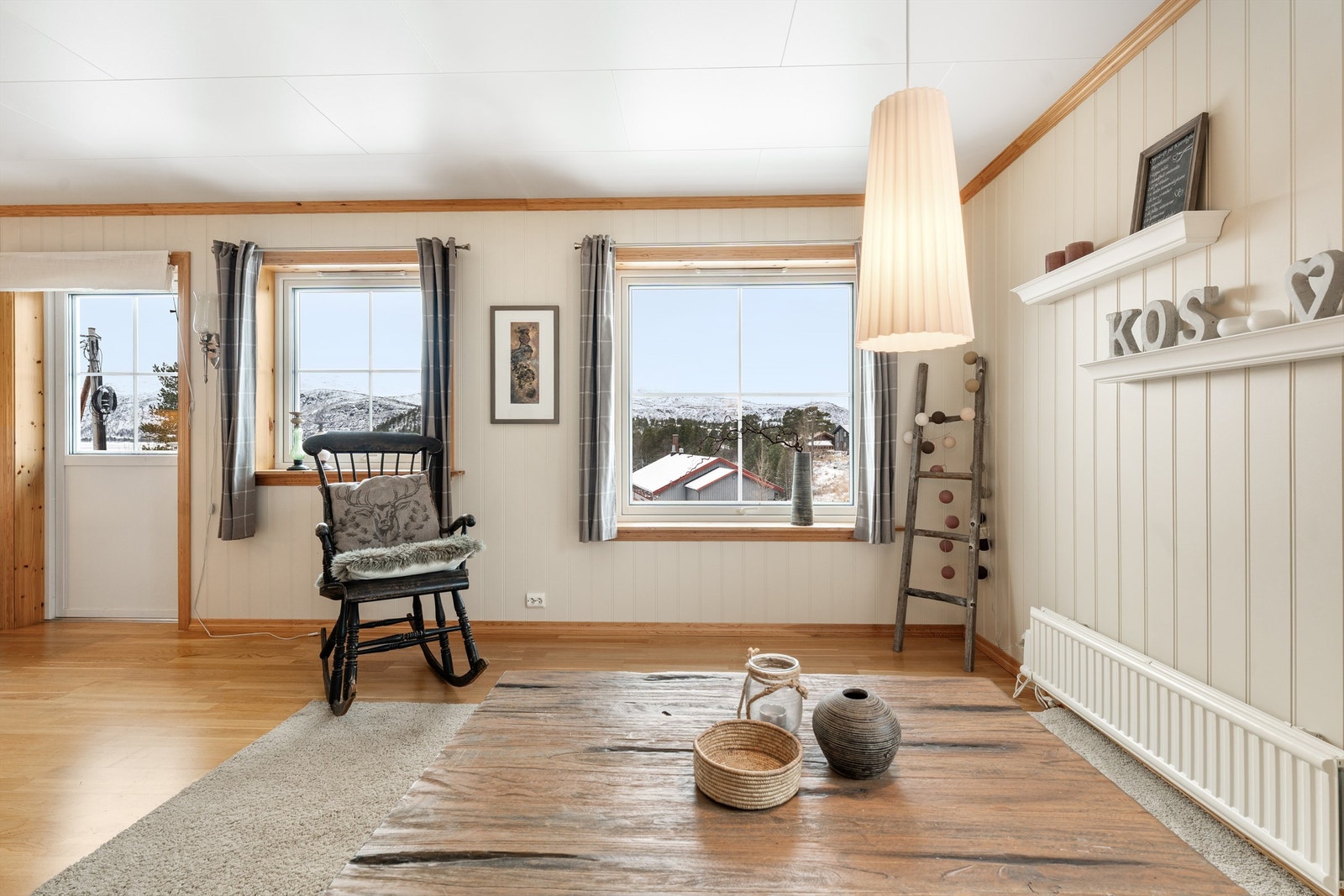 Stue med utgang til solrik balkong. lott utsikt. Galleribilde