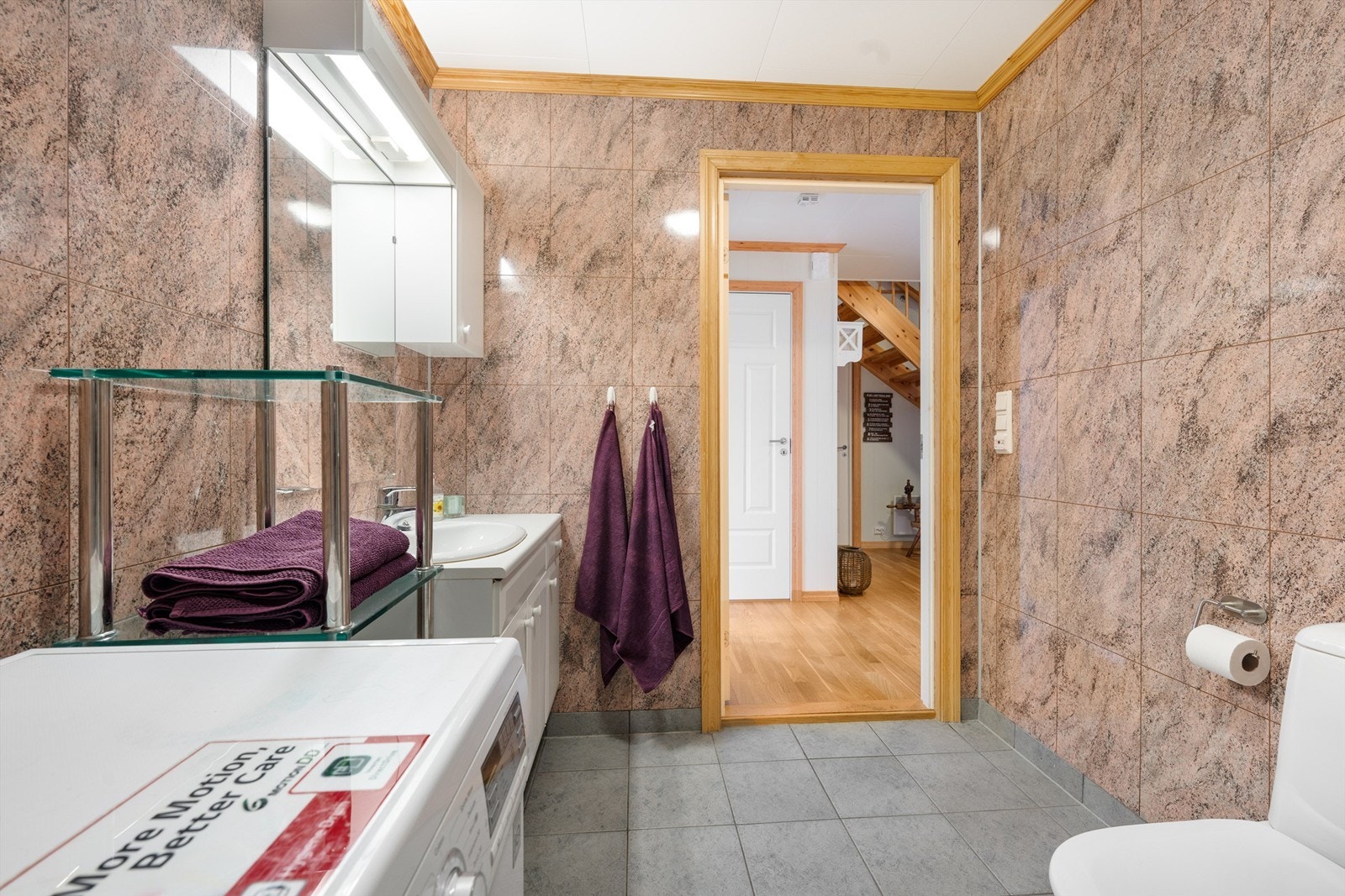 Badet i . etg. Wc, dusjkabinett, servant med skap under og, over. Opplegg for vaskemaskin. Galleribilde