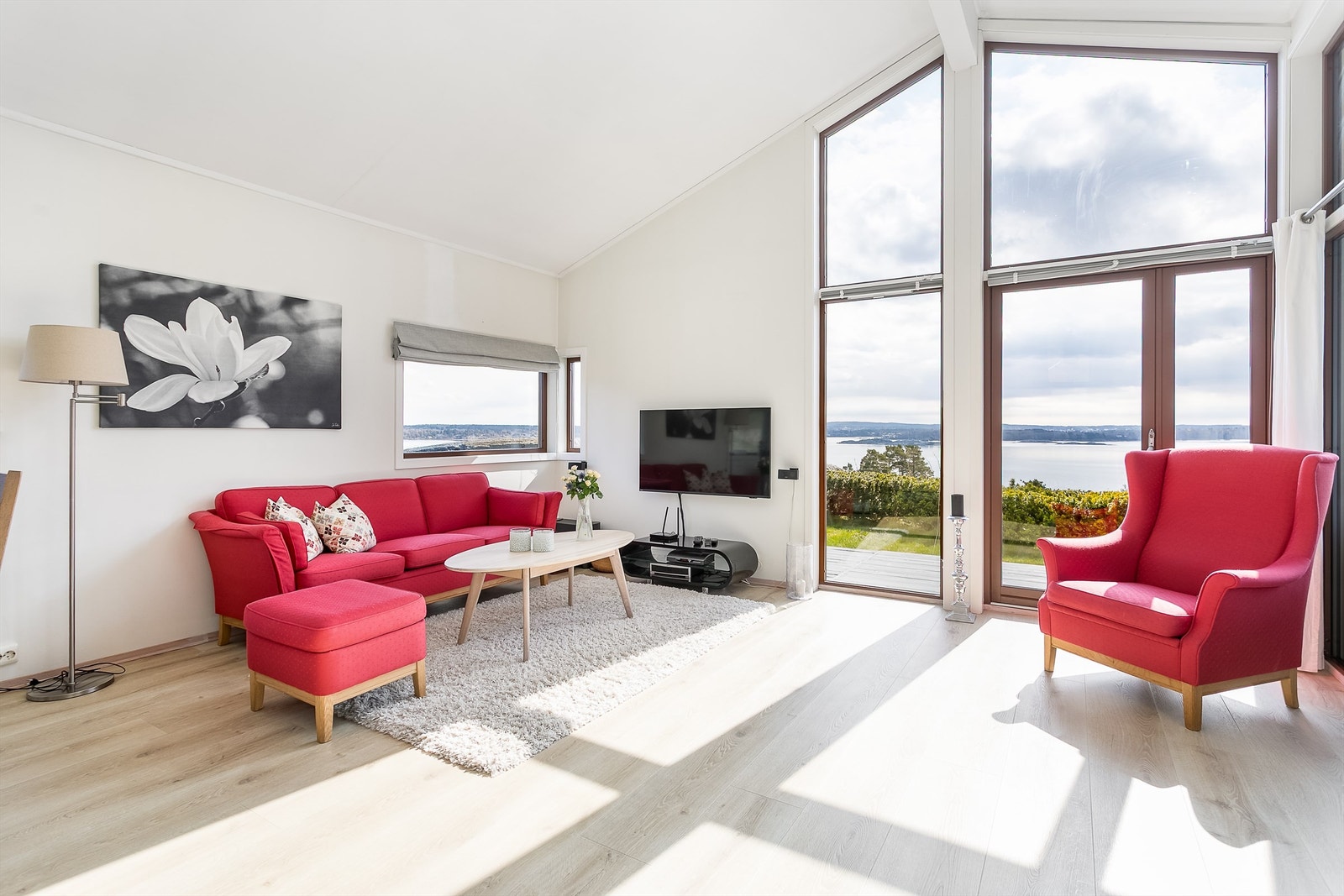 Stor takhøyde på hele 3,65 meter kombinert med generøse lysflater fremmer en åpen og luftig atmosfære innvendig. Galleribilde