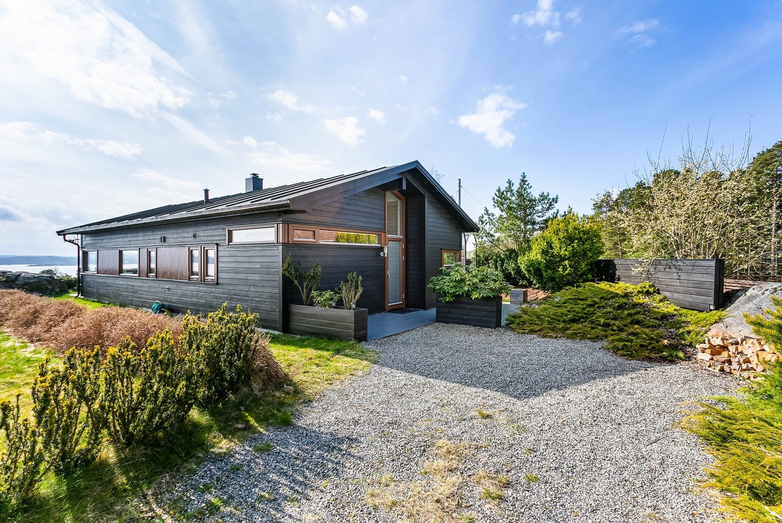 Ved ankomst kan du kjøre helt frem til hytta. Veien ender her - det er ingen forbipasserende. Galleribilde