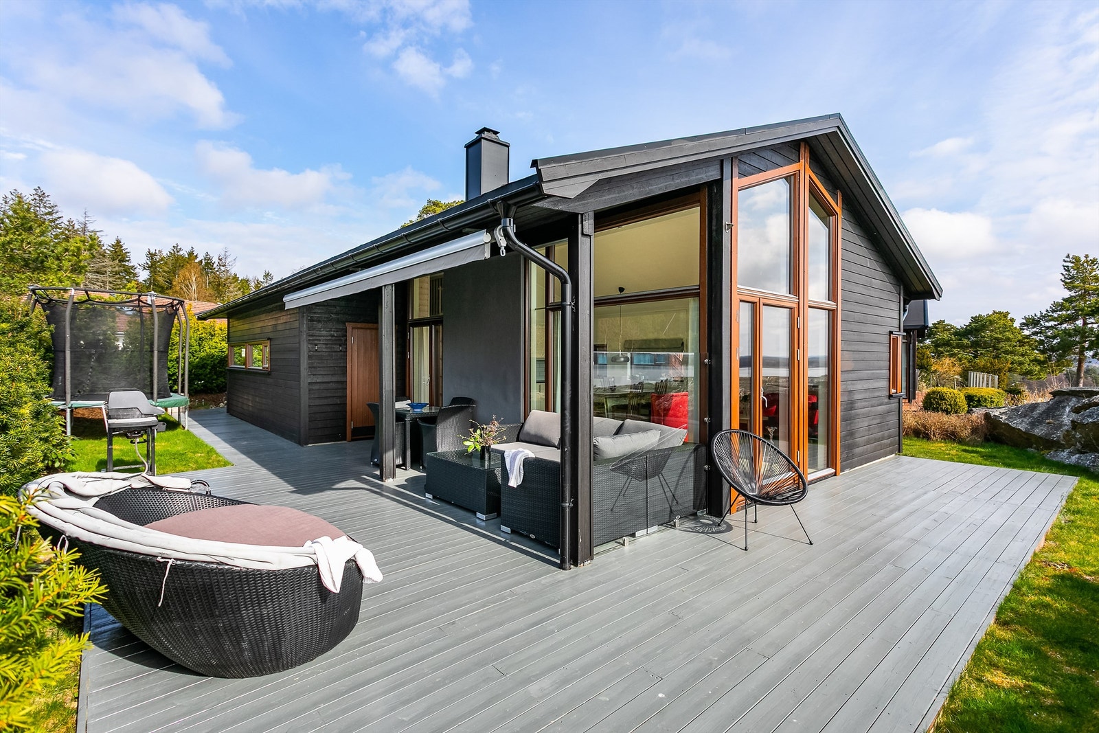 I usjenerte omgivelser ute på den omfangsrike markterrassen kan du sommerstid få med deg solens gang fra tidlig morgen til kveld. Galleribilde