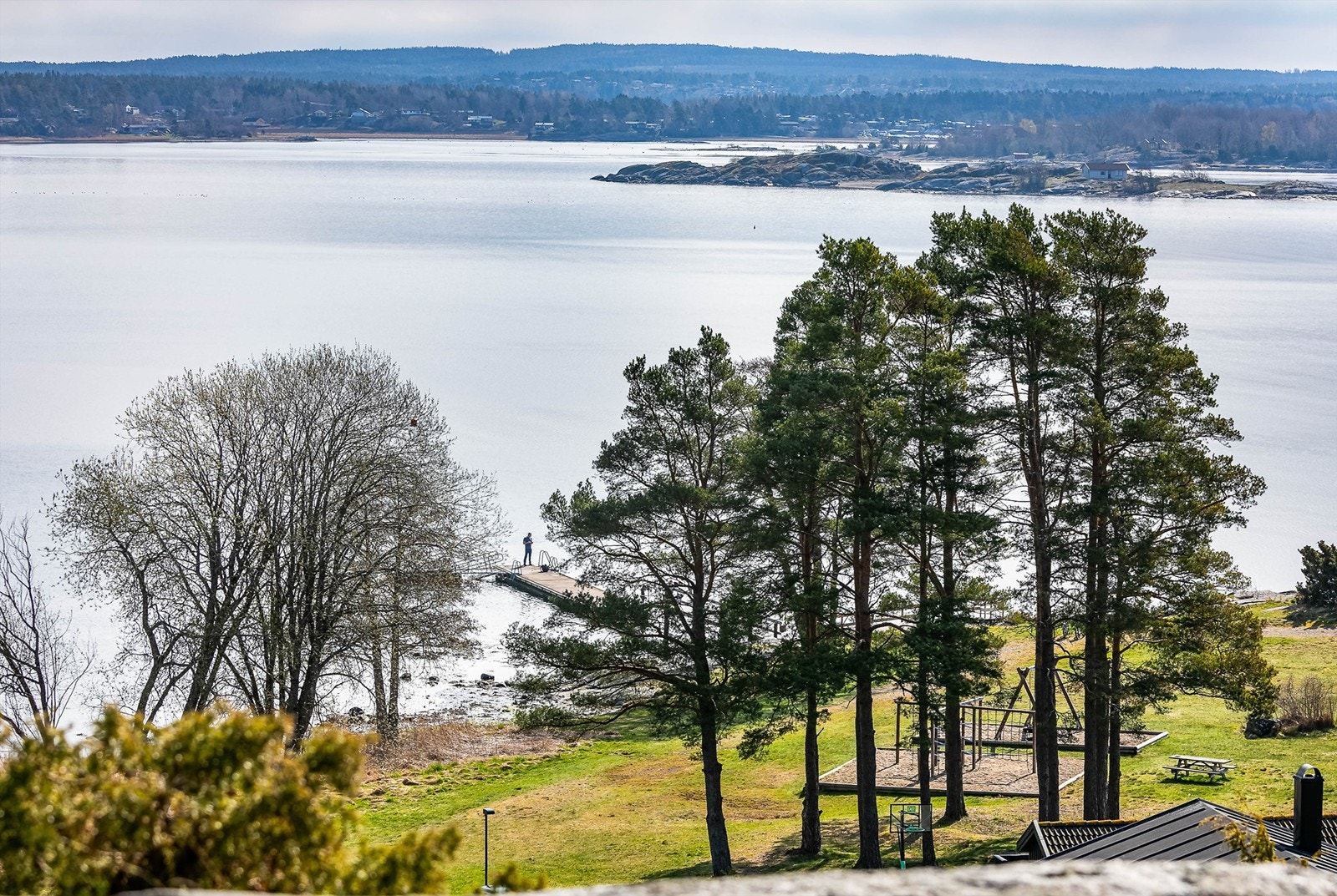 Utsikt fremhevet med zoom. Rett nedenfor venter fantastiske fellesarealer med lekeplass, strand og brygge - med mer. Galleribilde
