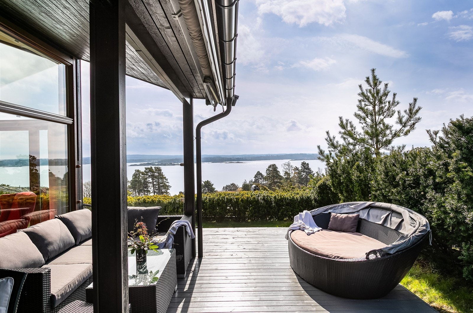 Fjorden og landskapet i syd-øst er et naturskjønt skue å hvile blikket på - ute som inne. Galleribilde