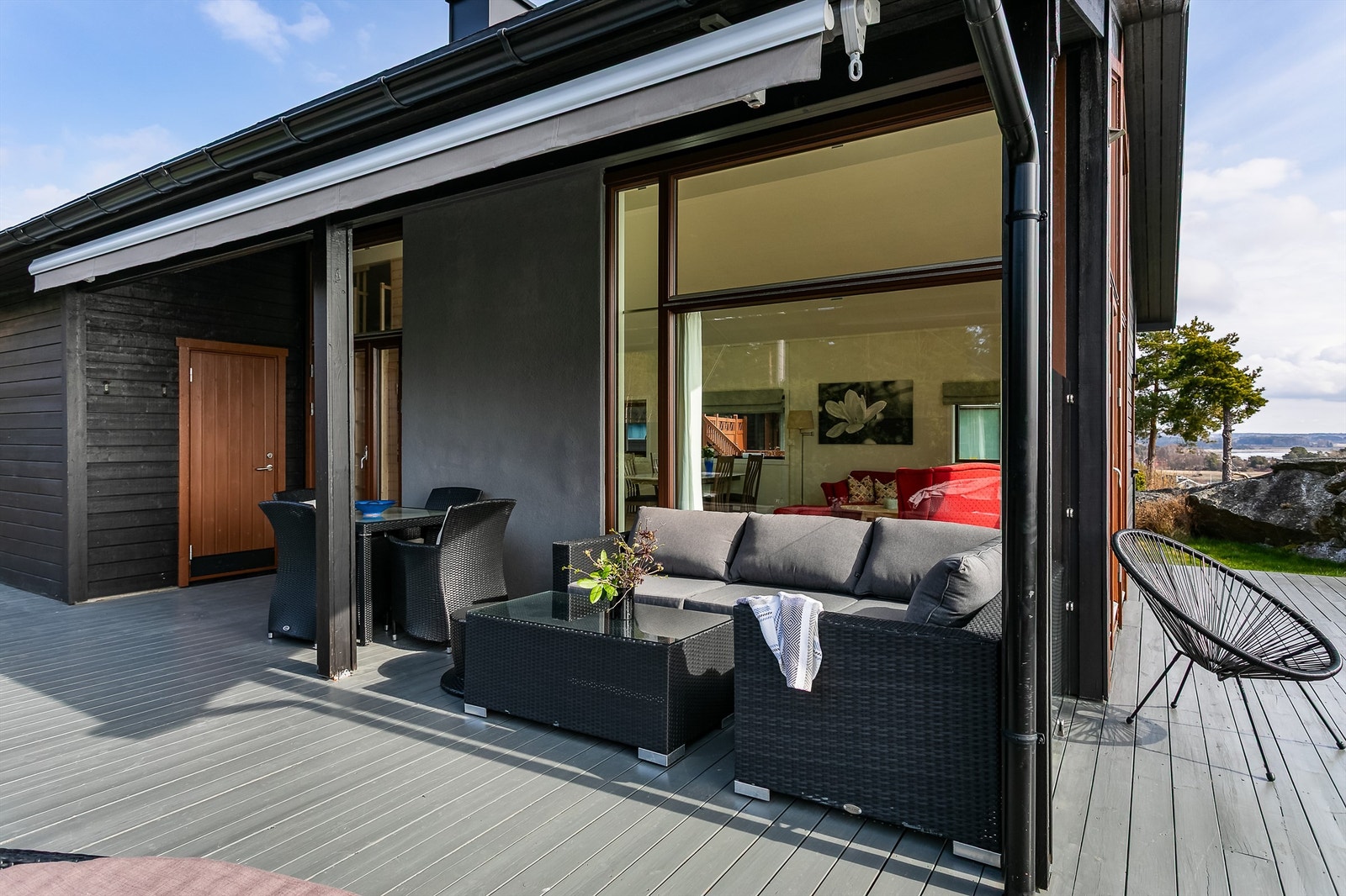 Under markise og takets overheng er det lunt og hyggelig å sitte ute på lyse kvelder. Galleribilde