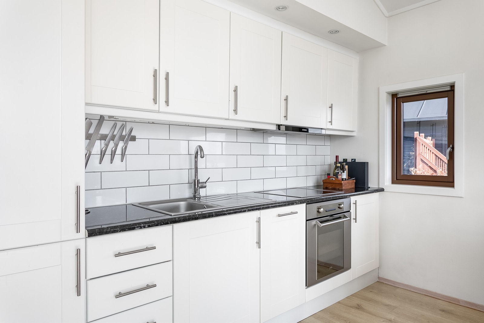 Kjøkkenet er både og bruksvennlig utformet og velholdt. Alle hvitevarer er integrert og medfølger. Galleribilde