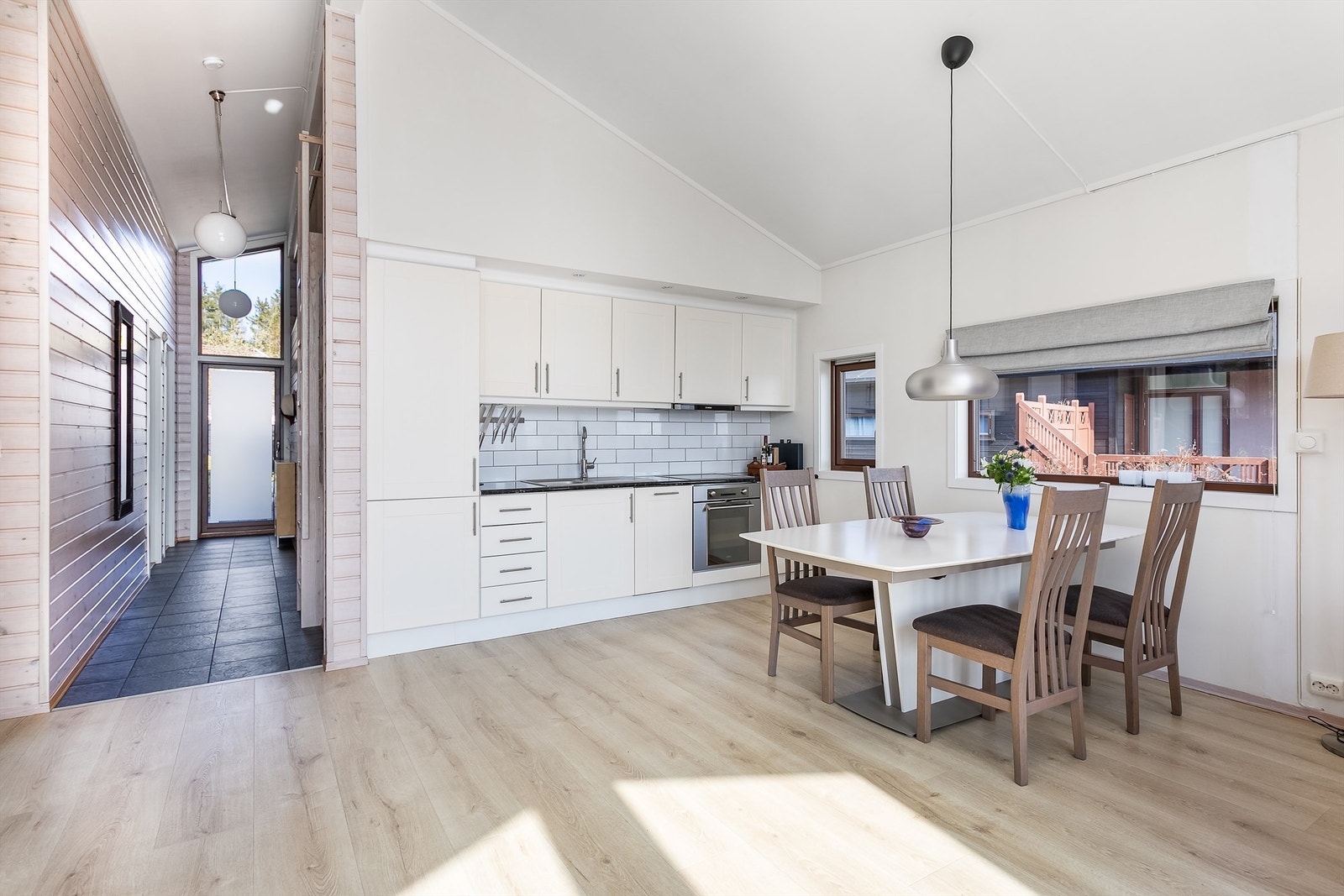 Badet og soverommene er samlet i praktisk nærhet rundt gangen - tilbaketrukket fra romløsningens sosiale del. Galleribilde