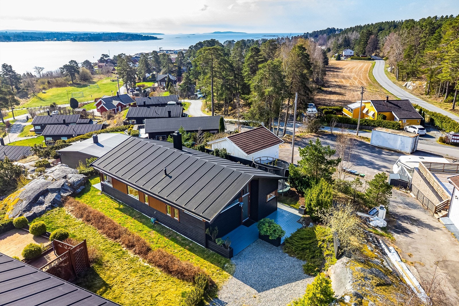 Fra hytta tar det kun et fåtall minutter å gå ned til de omfangsrike fellesarealene ved sjøen. Galleribilde