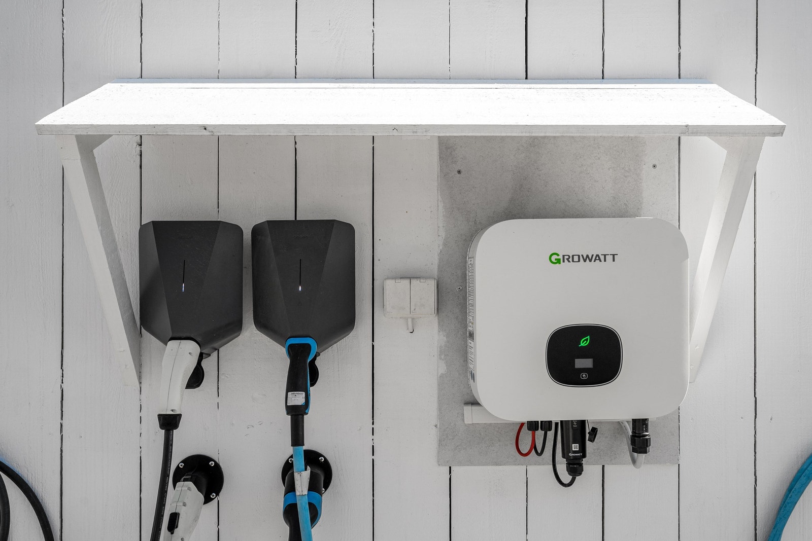 Det er etablert to el-bil ladere på garasjen Galleribilde