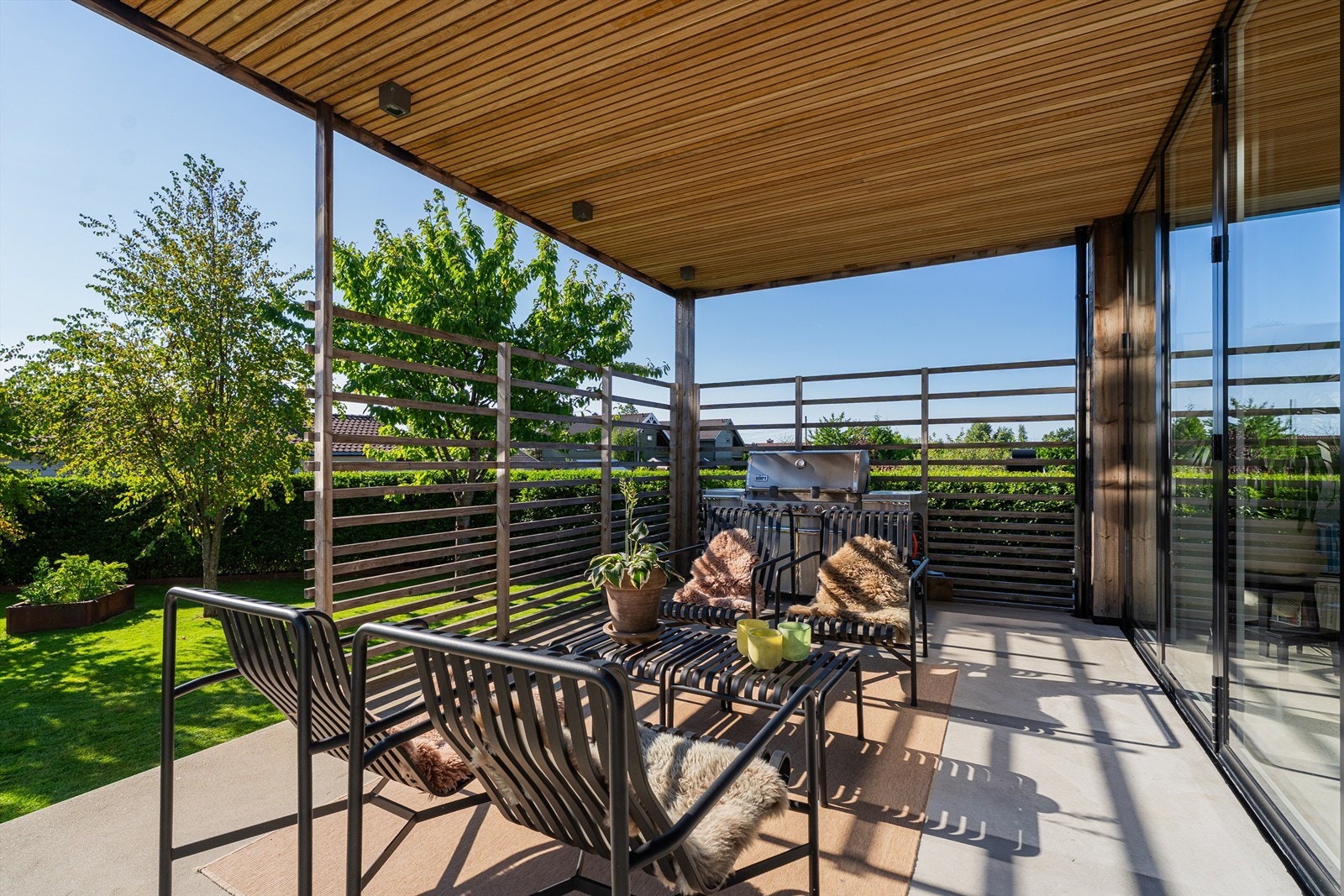 Lunt og flott terrasse utenfor kjøkkenet med støpt pusset betong Galleribilde